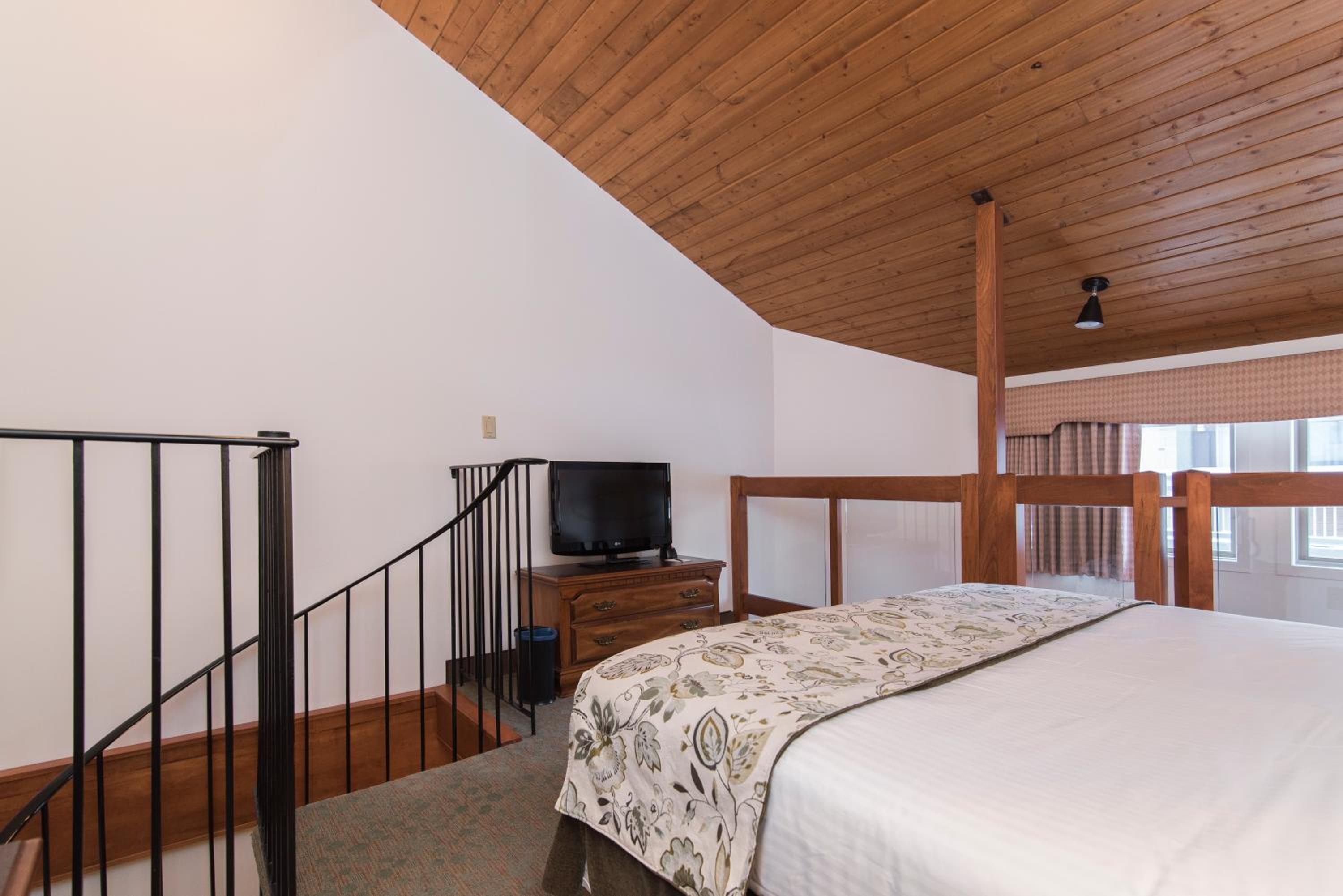 King Loft with Fireplace - Photo 2