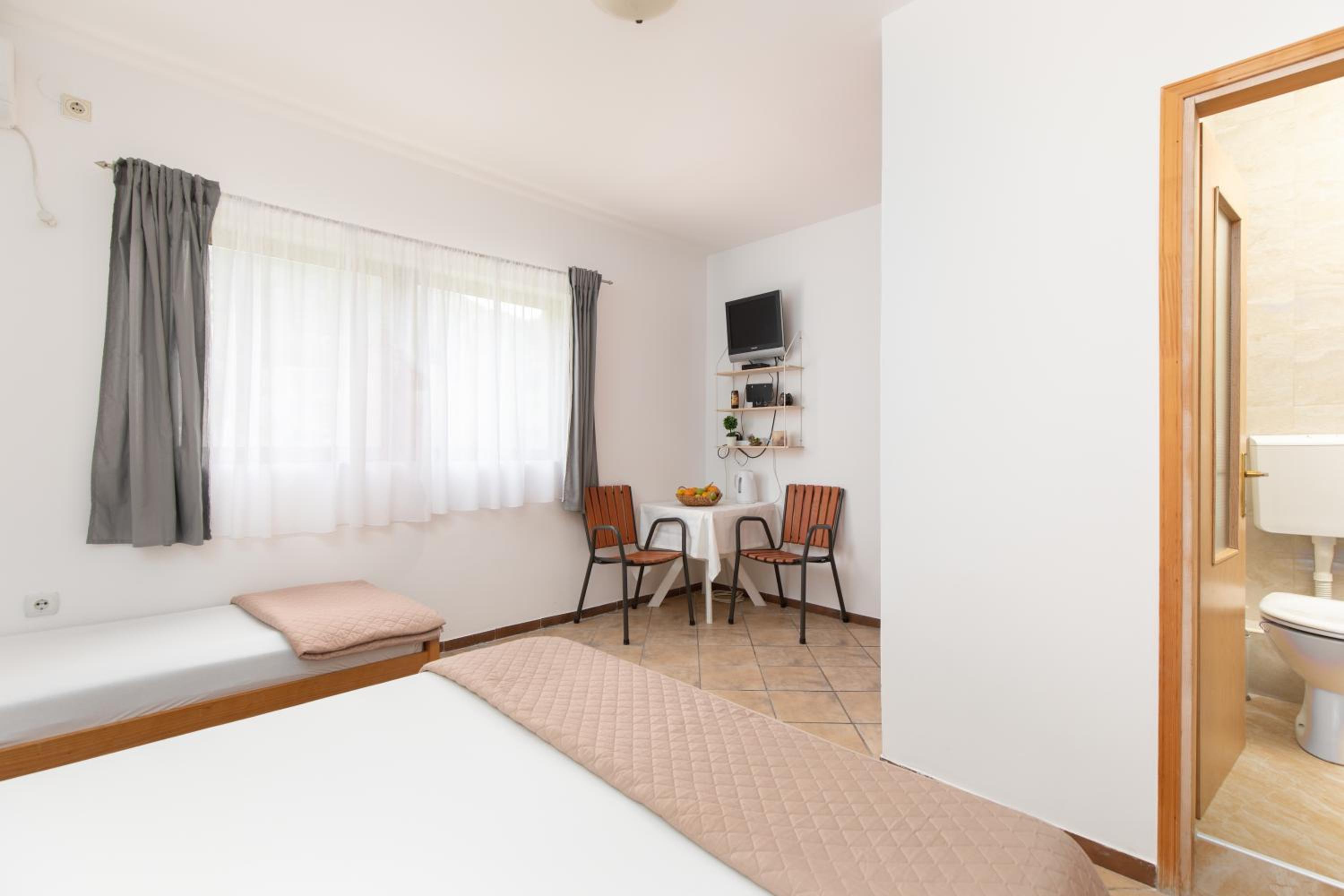 One-Bedroom Apartment (3 Adults)