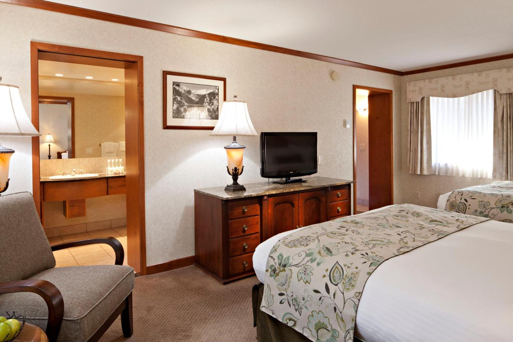 Deluxe Room with Two Queen Beds - Photo 7
