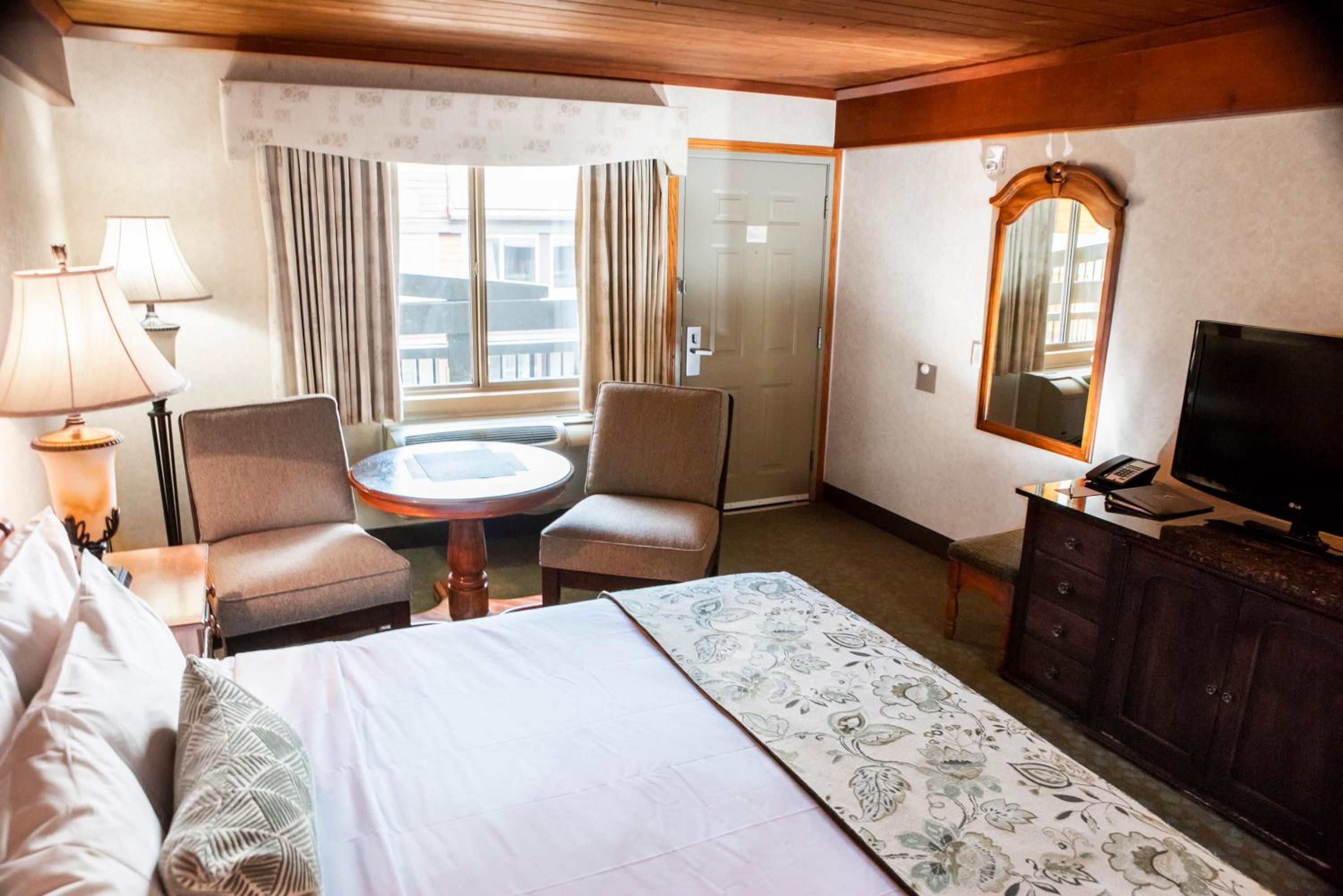 Deluxe Room with King Bed - Photo 6
