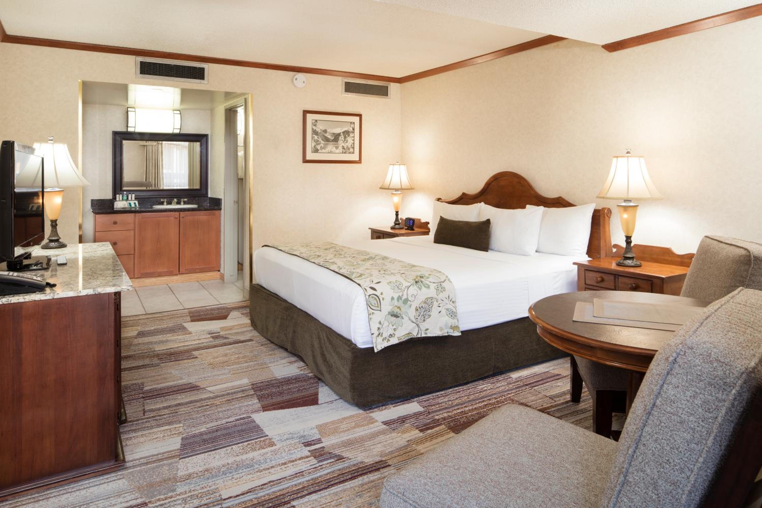 Deluxe Room with King Bed - Photo 3
