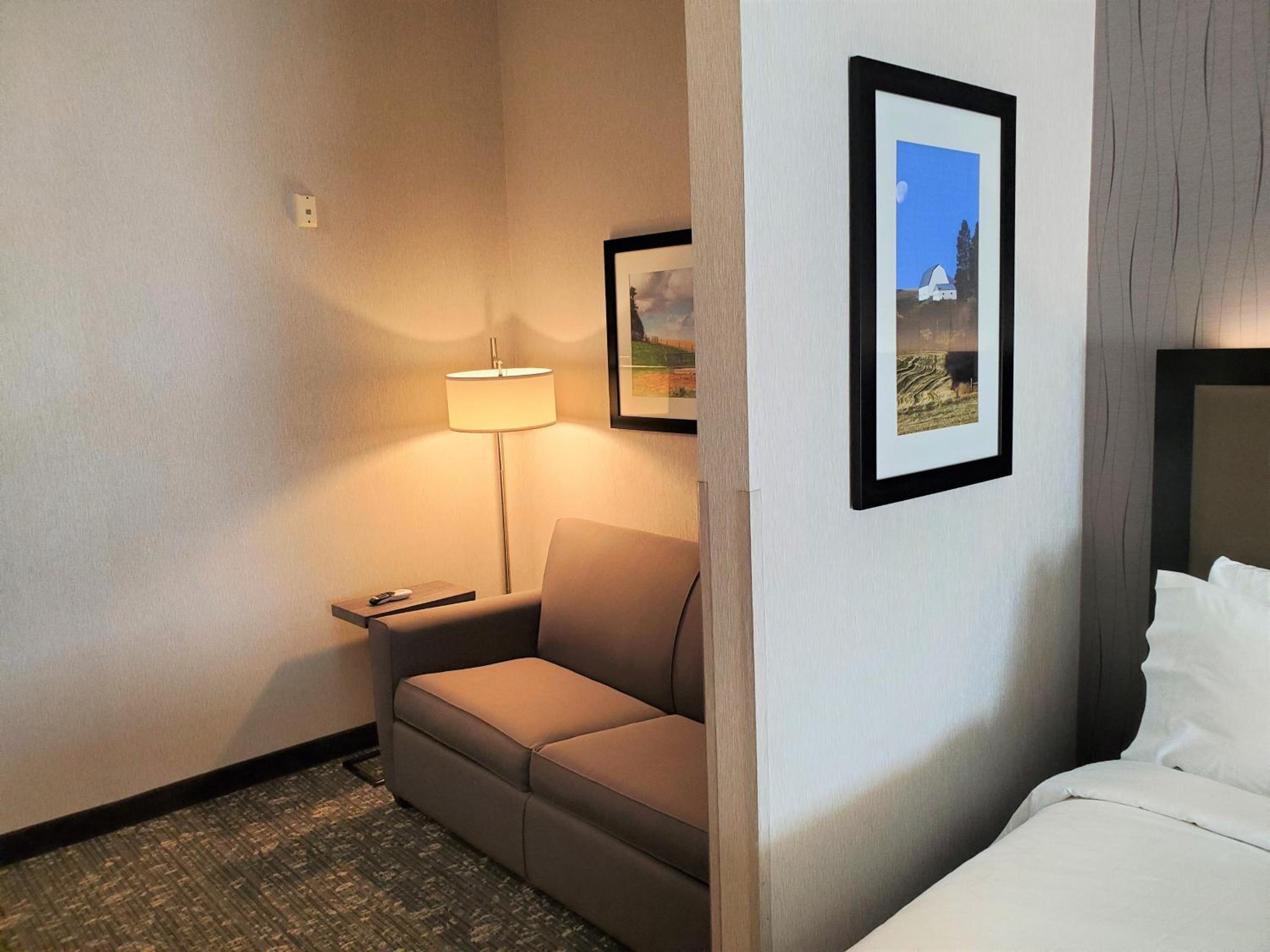 Suite with Two Queen Beds and Roll-in Shower - Communications Access - Photo 4