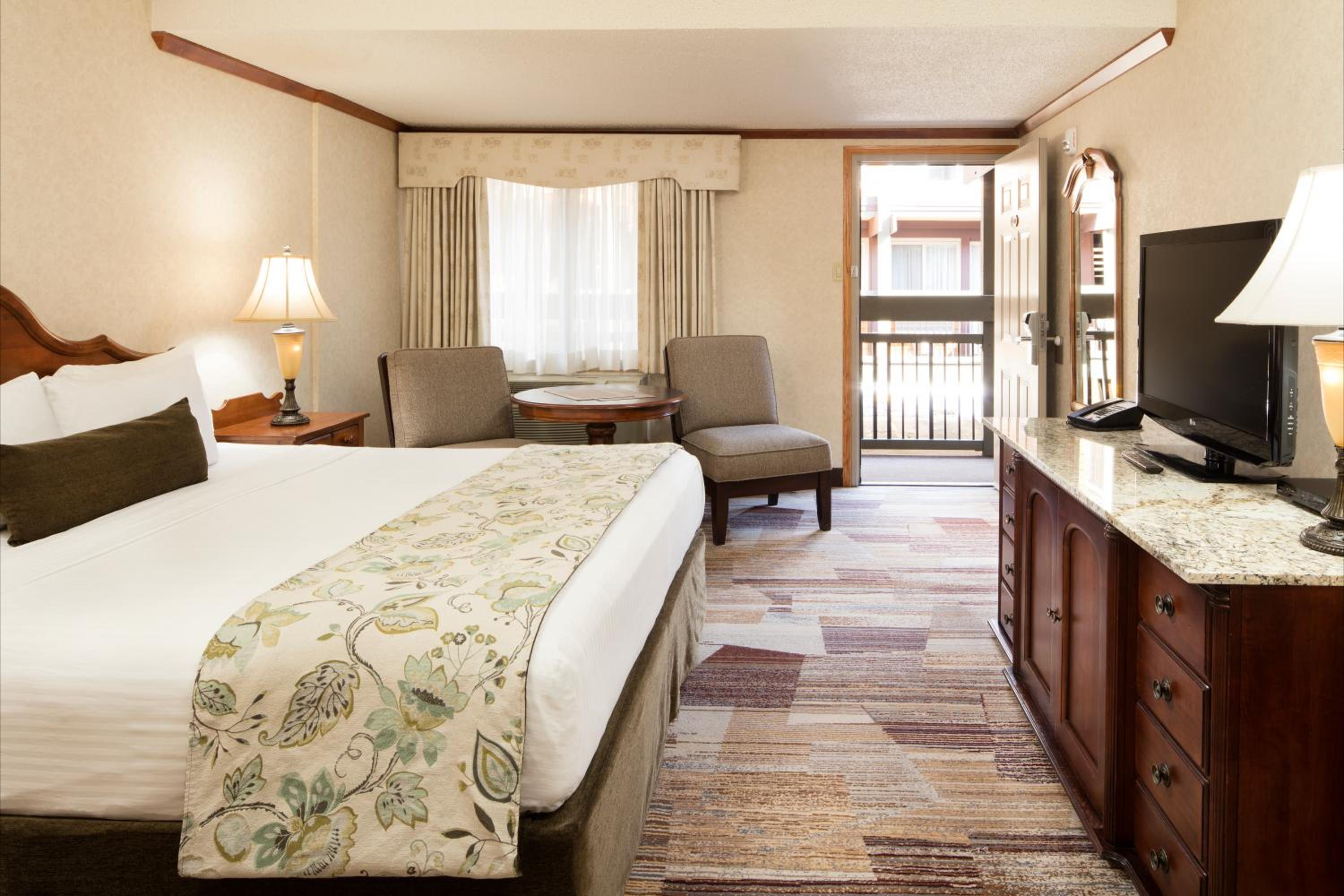 Deluxe Room with King Bed - Photo 4