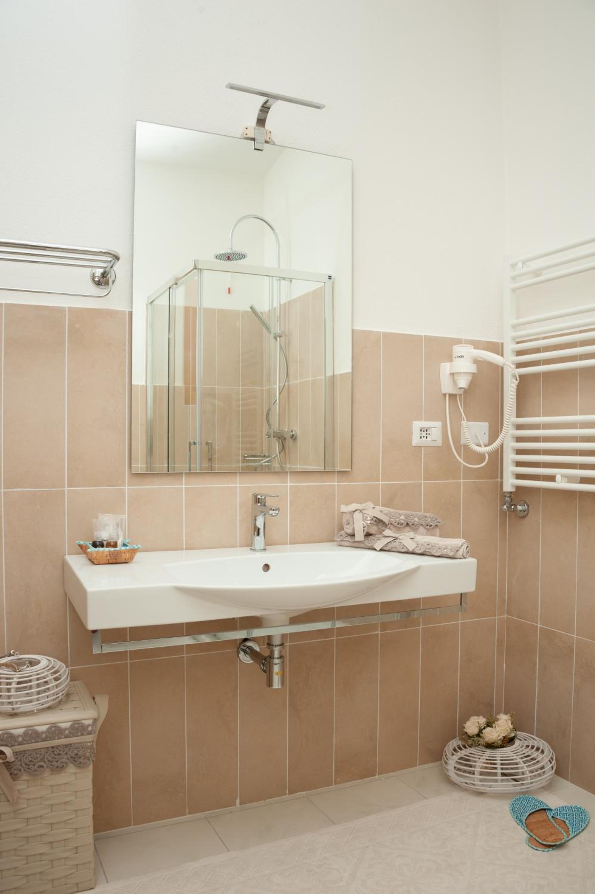 Double or Twin Room with Sea View - Photo 4