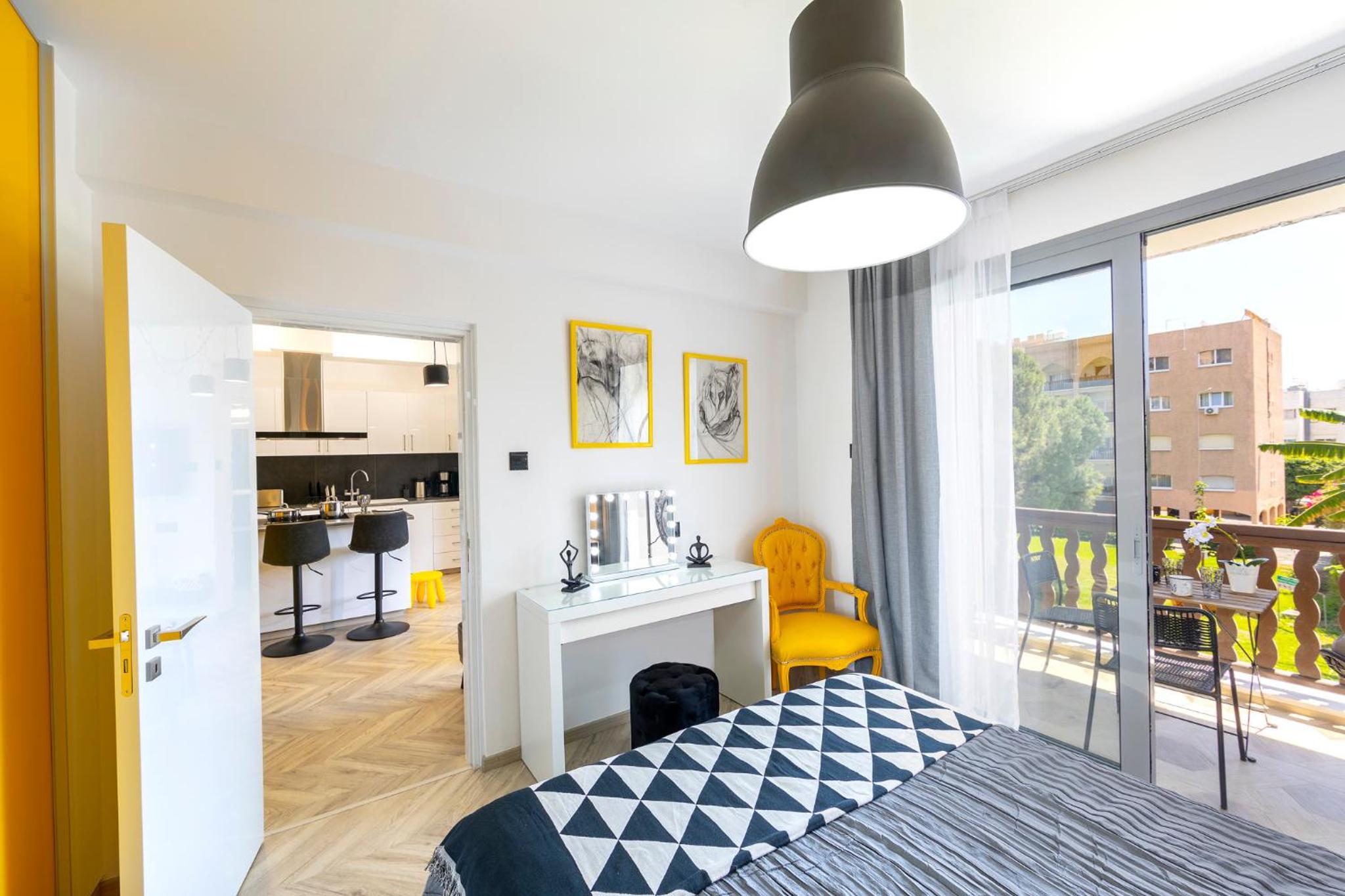 Urban Chic One Bedroom Apartment D222 - Photo 4