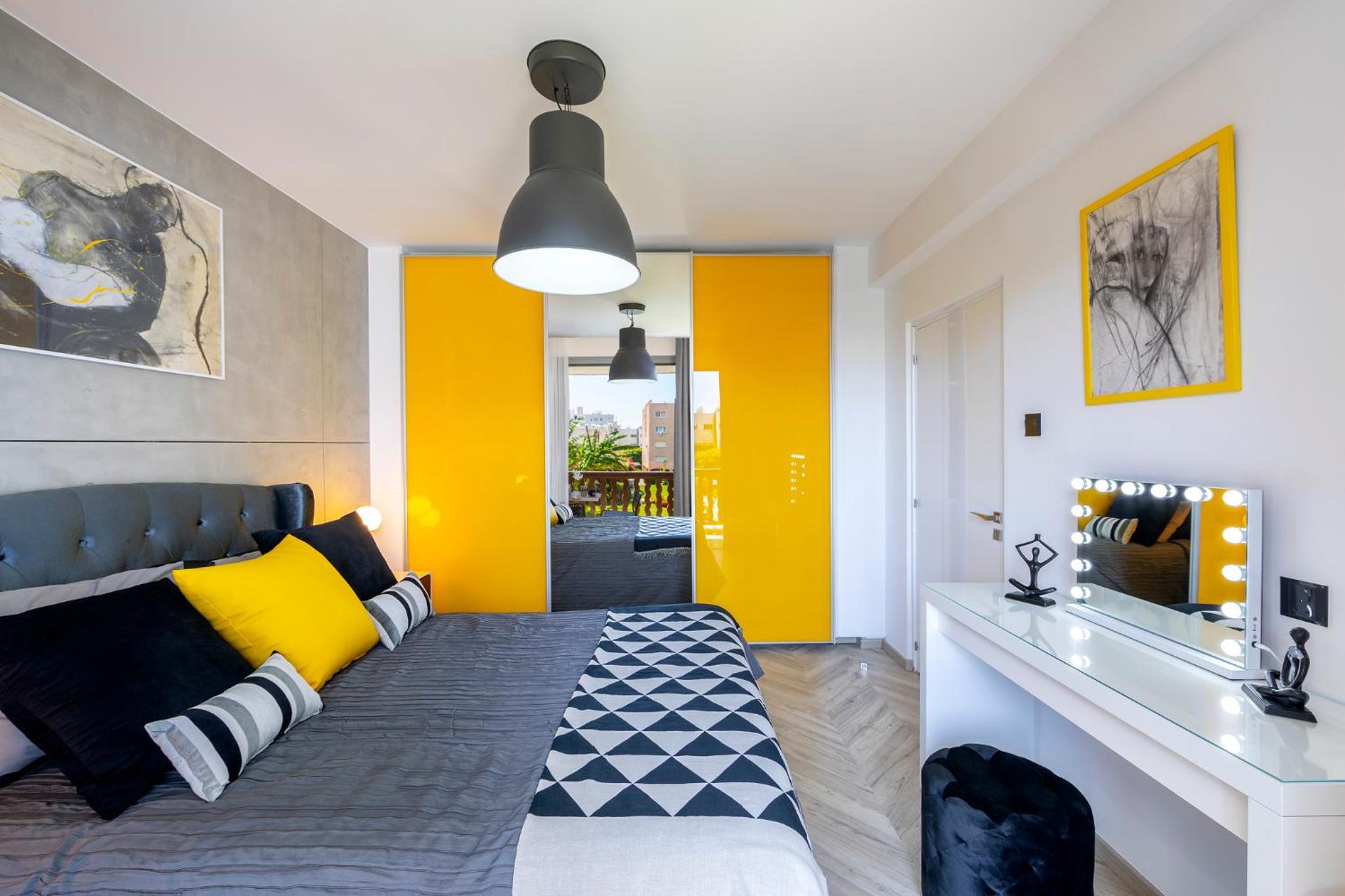 Urban Chic One Bedroom Apartment D222 - Photo 9
