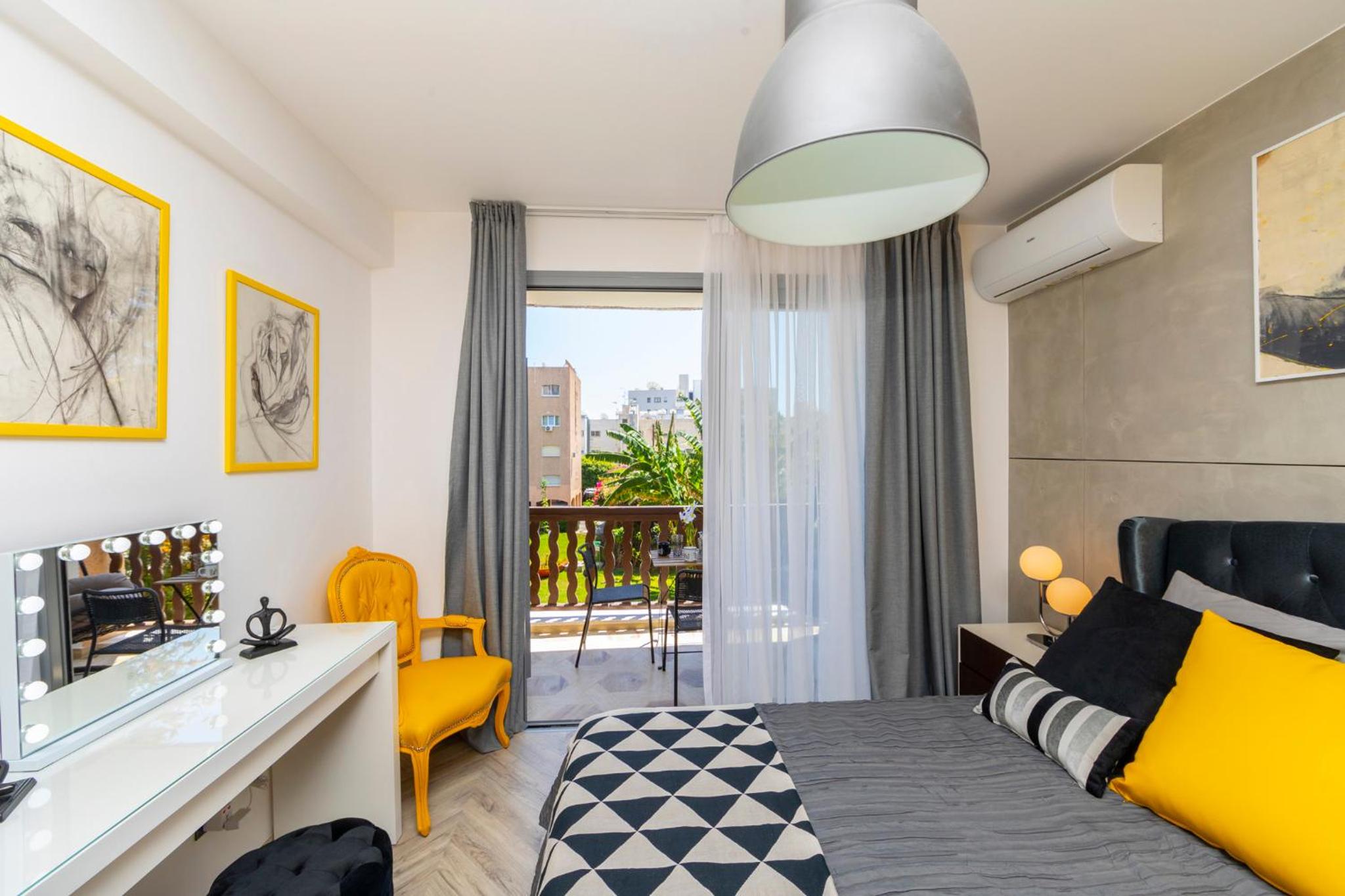 Urban Chic One Bedroom Apartment D222 - Photo 2