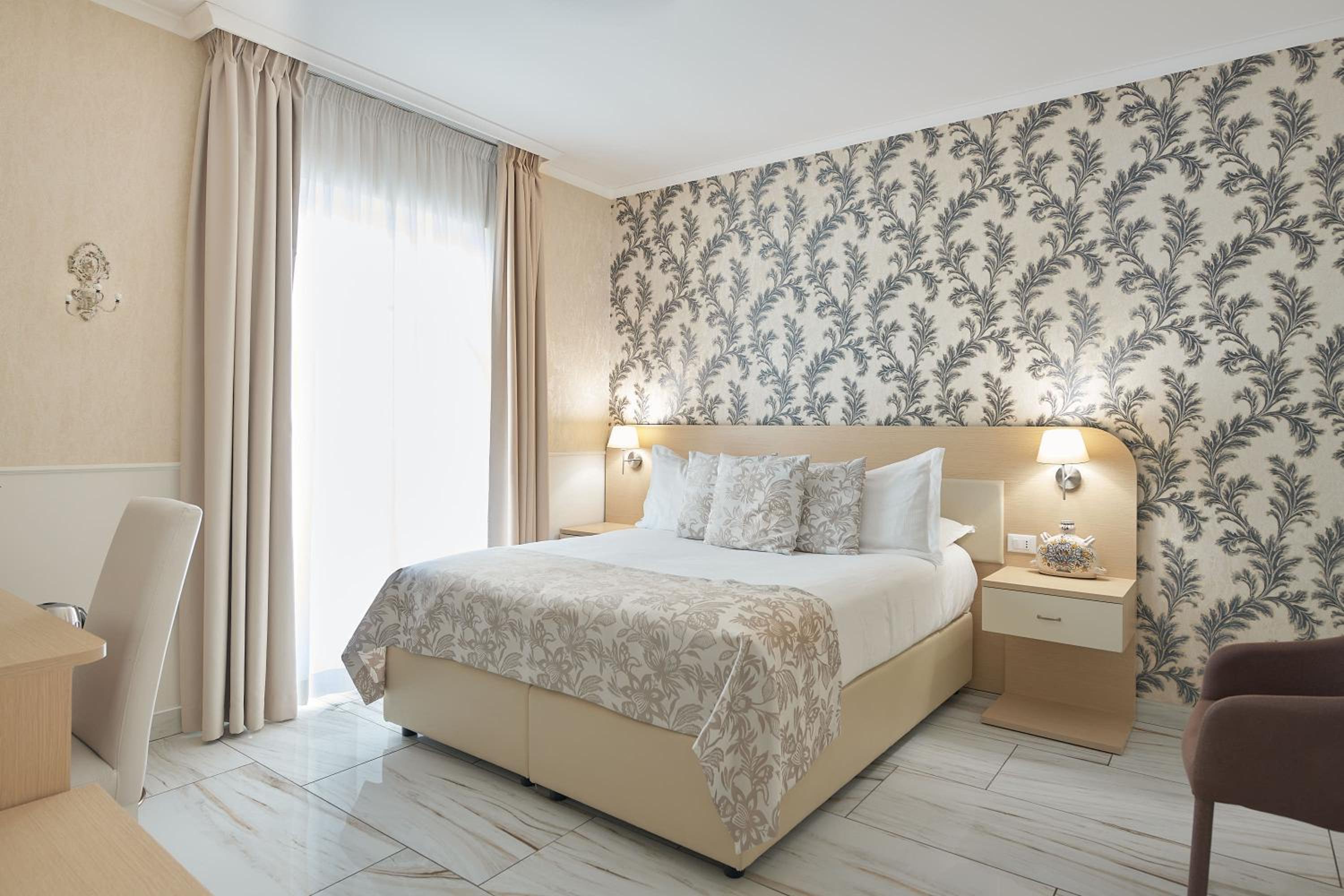 Deluxe Double Room with Balcony photo 1