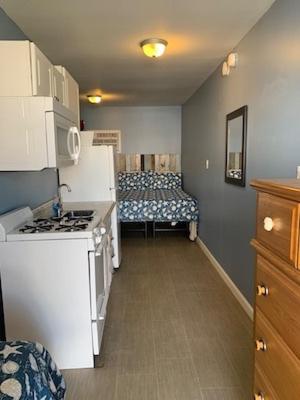 Deluxe Room with Kitchenette - Photo 6