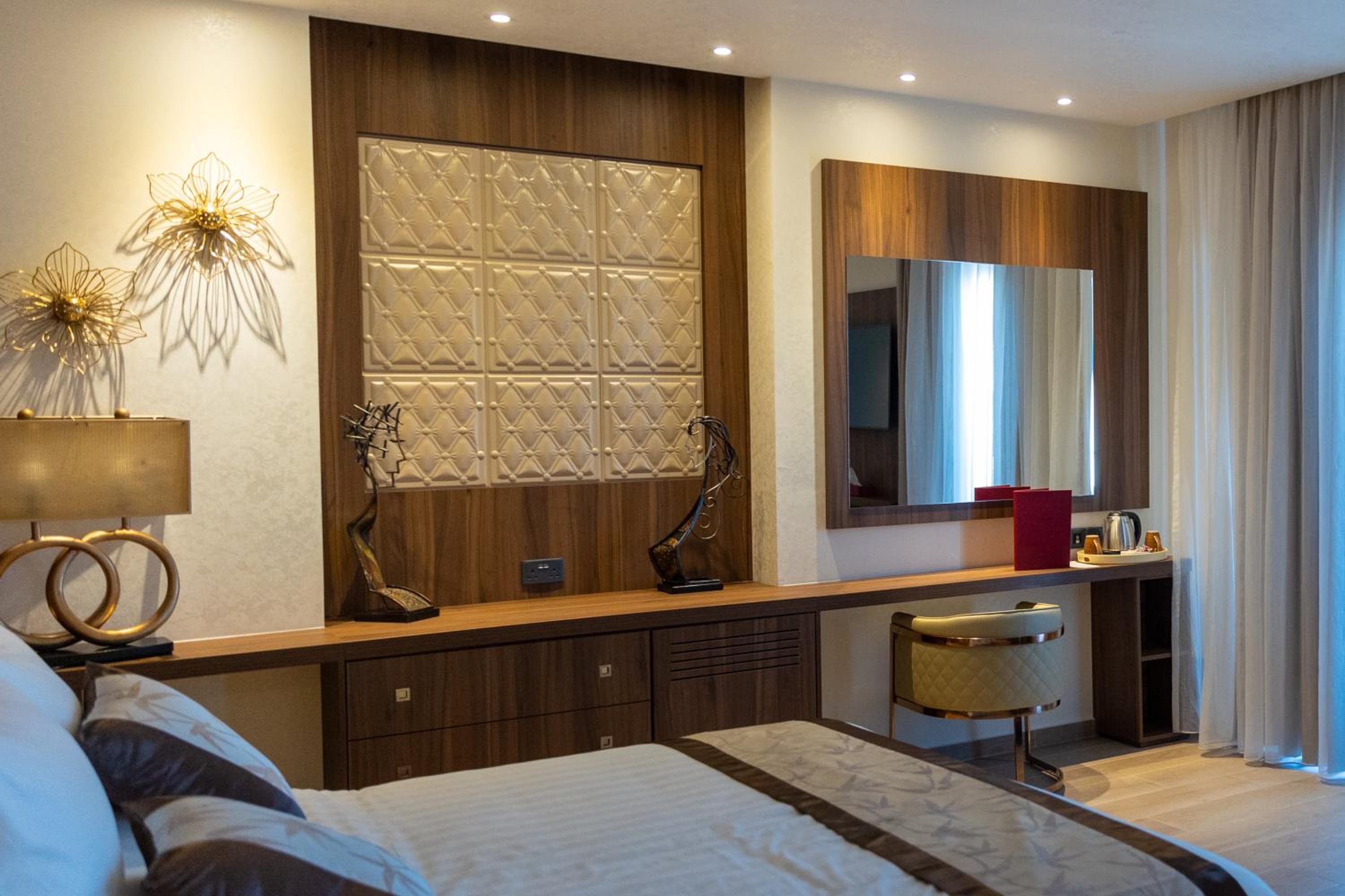 Suite City View with Business Lounge Access thumbnail 6