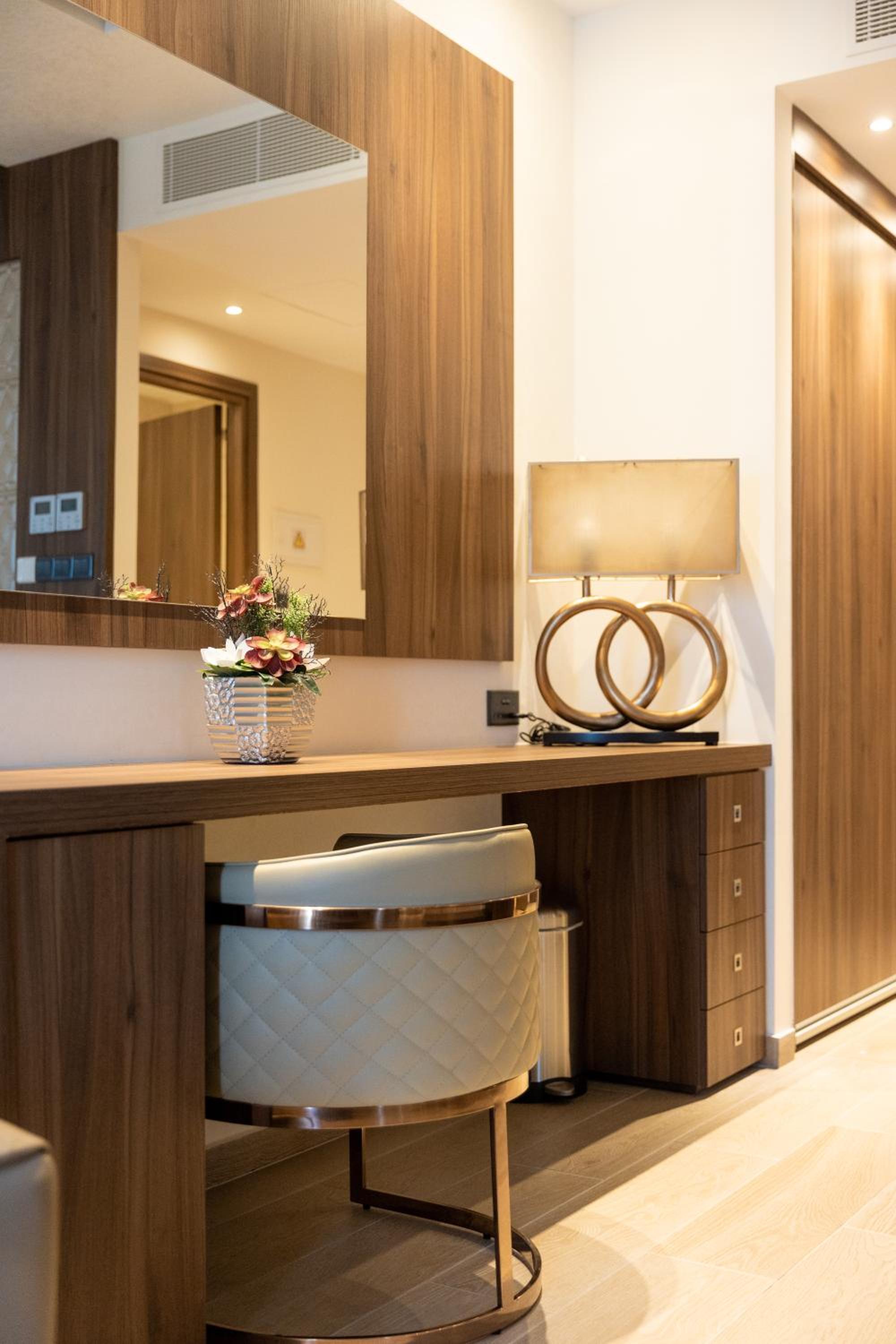 Suite City View with Business Lounge Access - Photo 10