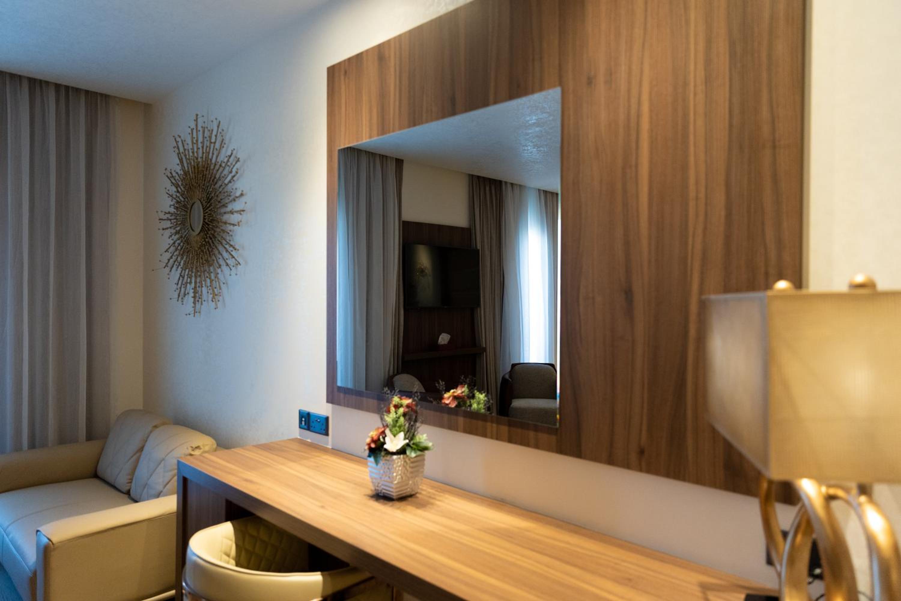 Suite City View with Business Lounge Access - Photo 7