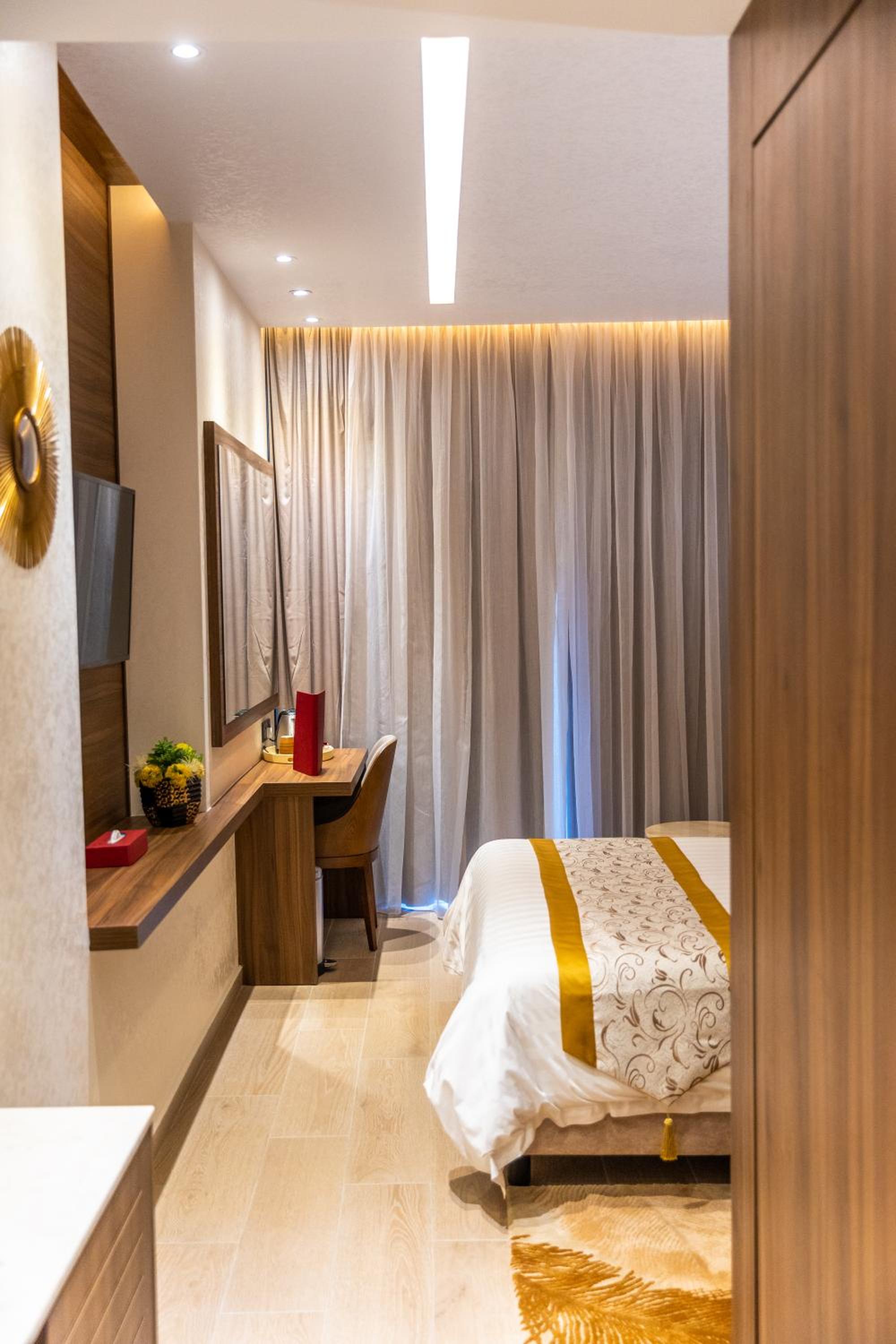 Deluxe Room City View with Business Lounge Access thumbnail 6