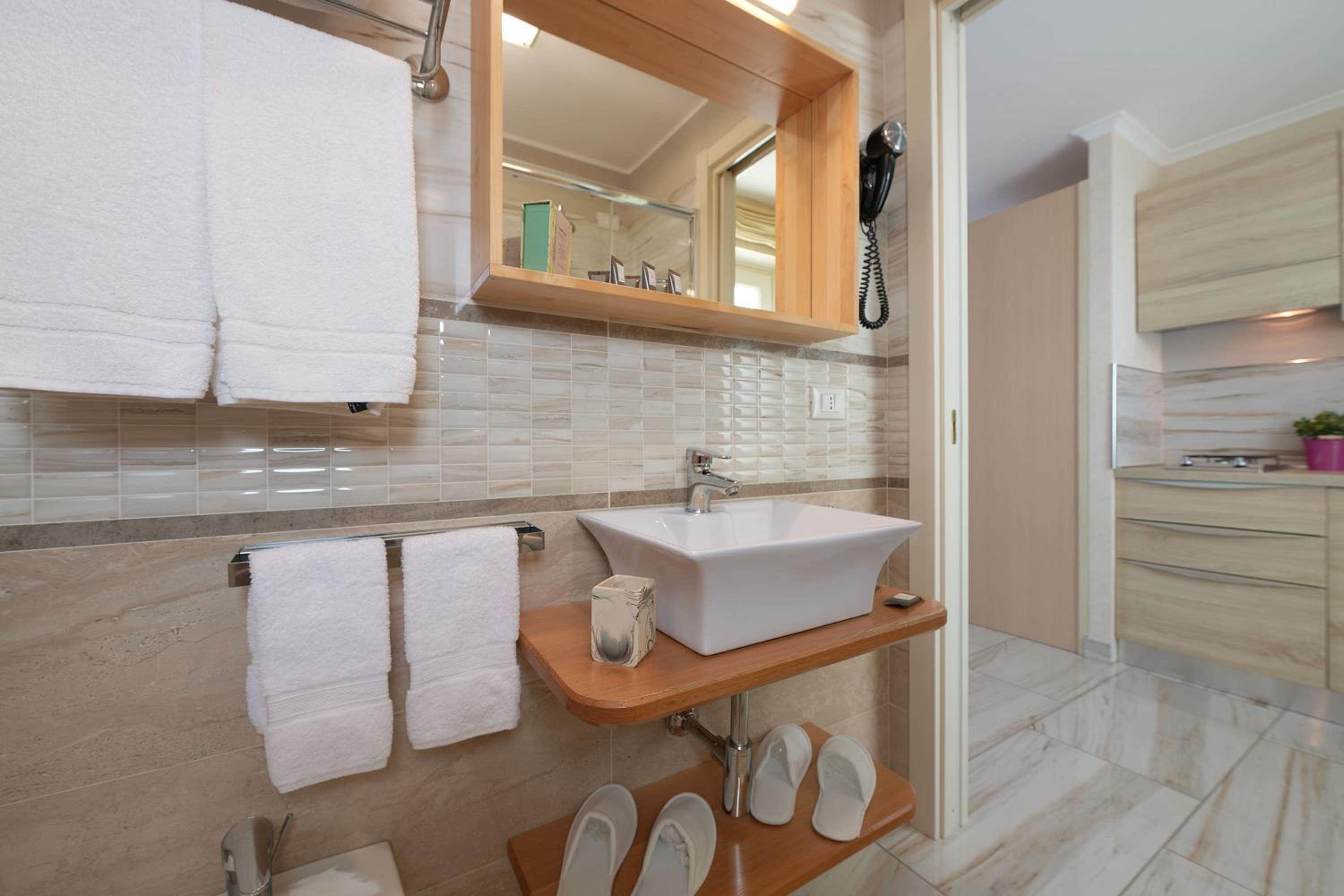 Premium Quadruple Room - Photo 7