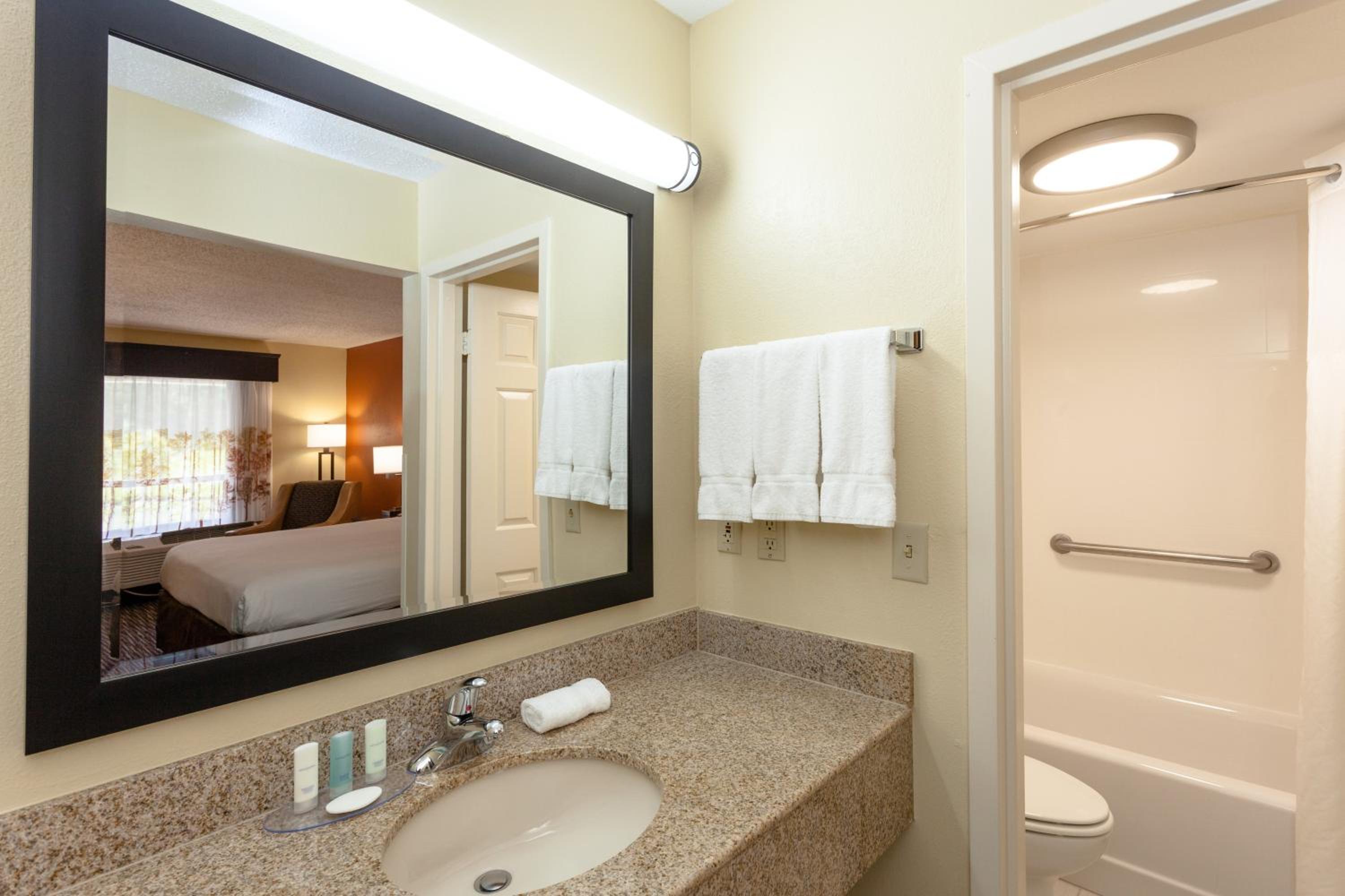 King Room - Accessible/Non-Smoking - Photo 2