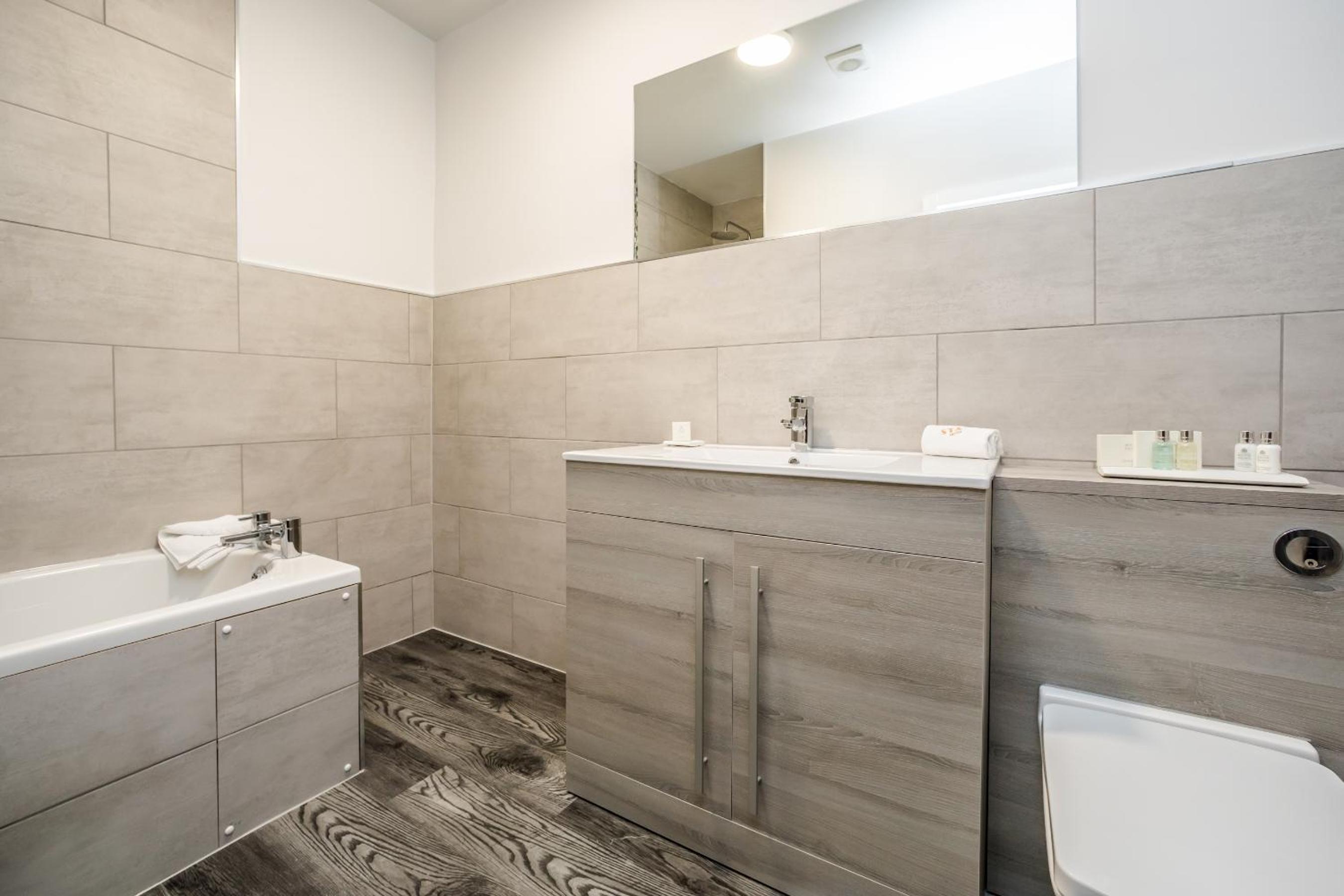 One-Bedroom Suite - Photo 6