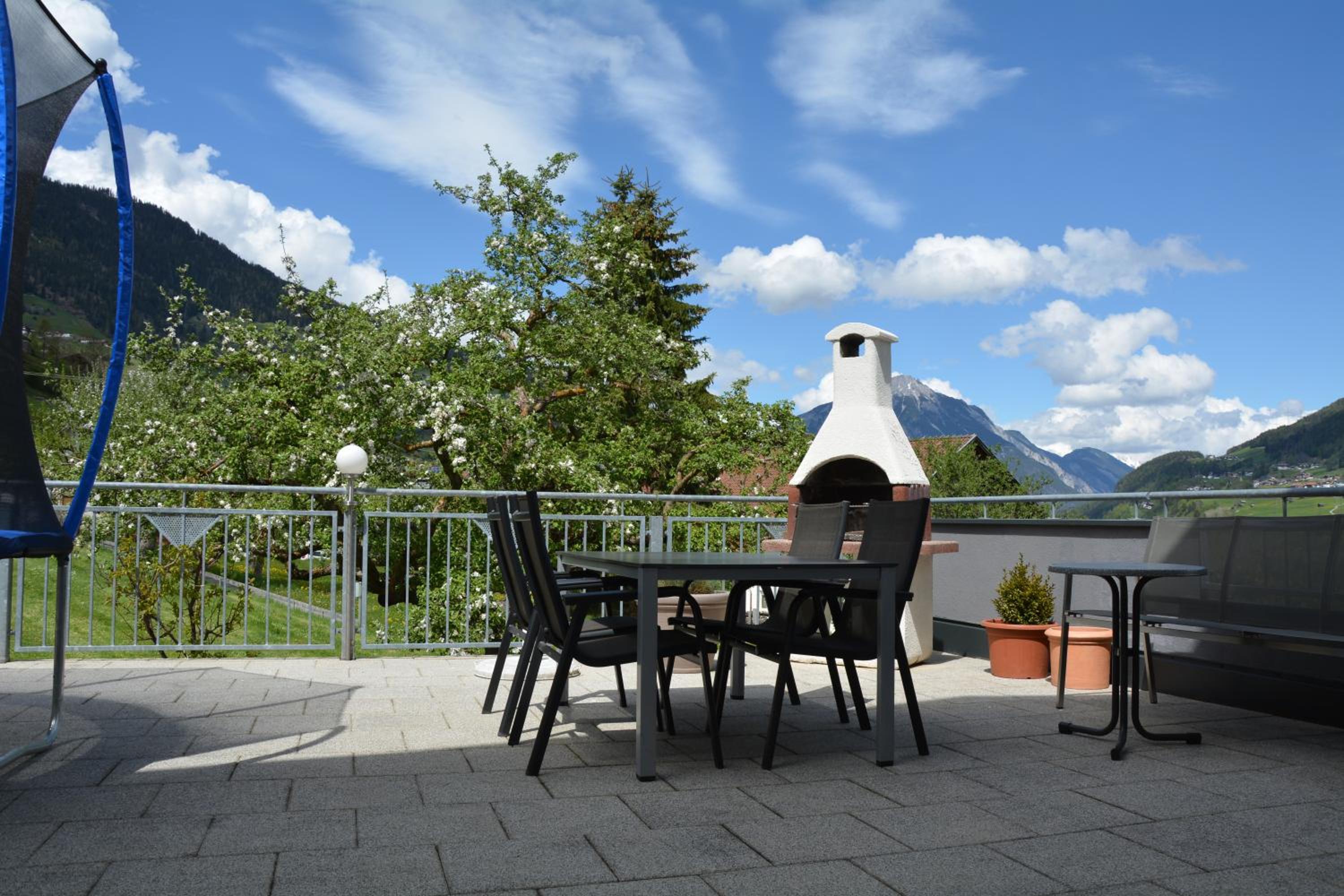 Apartment with Mountain View photo 2