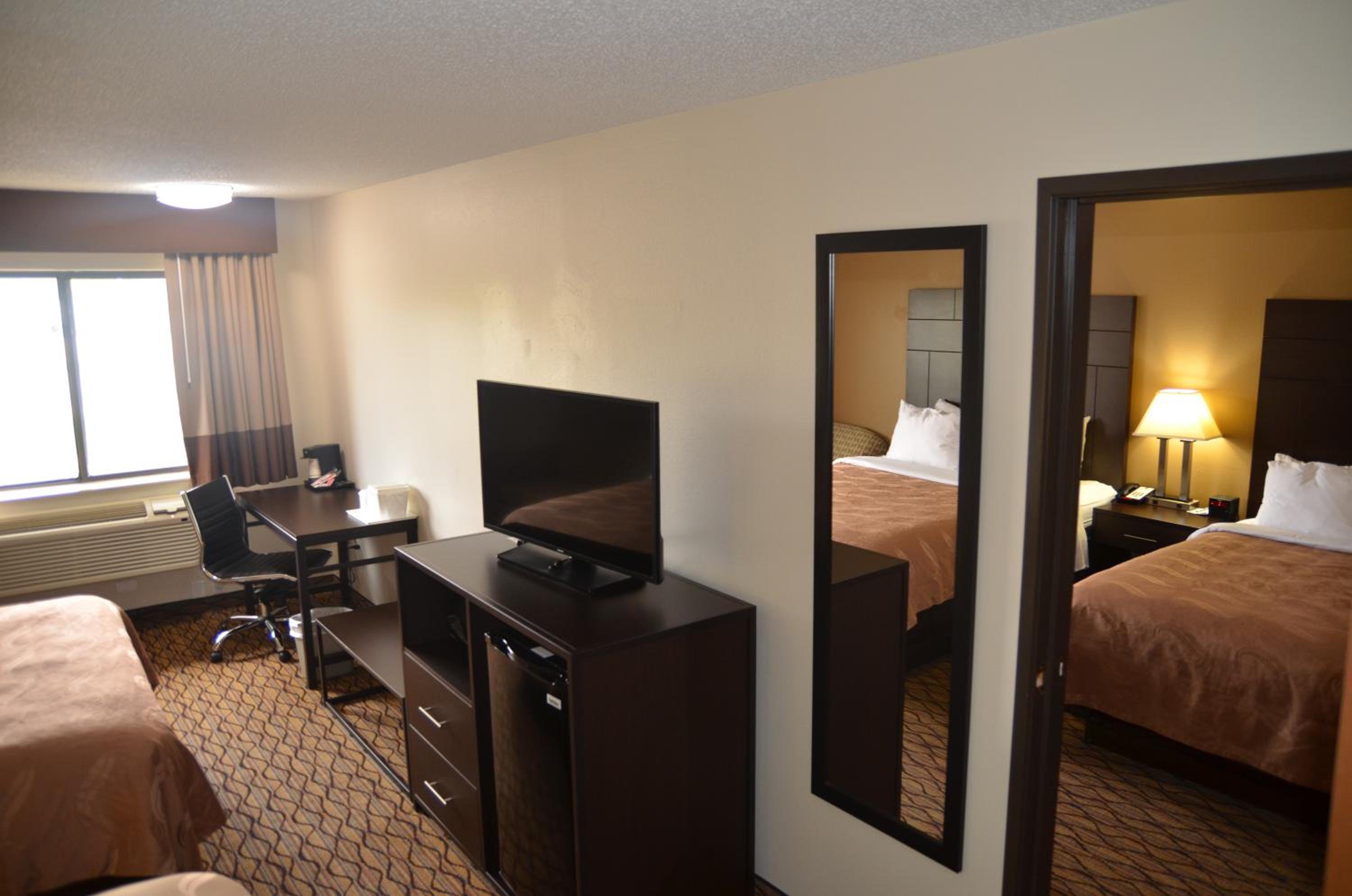 Standard Queen Room with Two Queen Beds and Sofa Bed - Non-Smoking - Photo 4