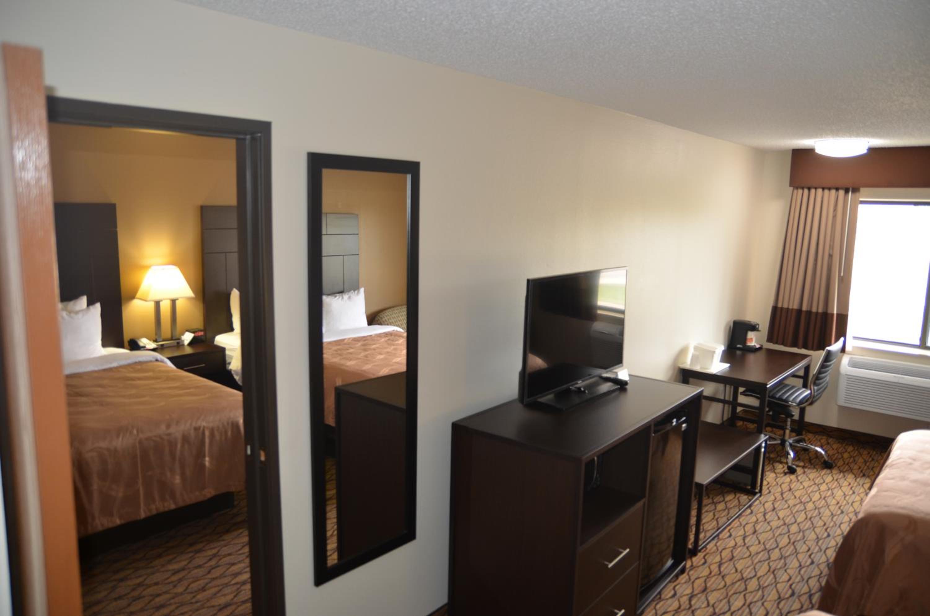 Standard Queen Room with Two Queen Beds and Sofa Bed - Non-Smoking - Photo 3