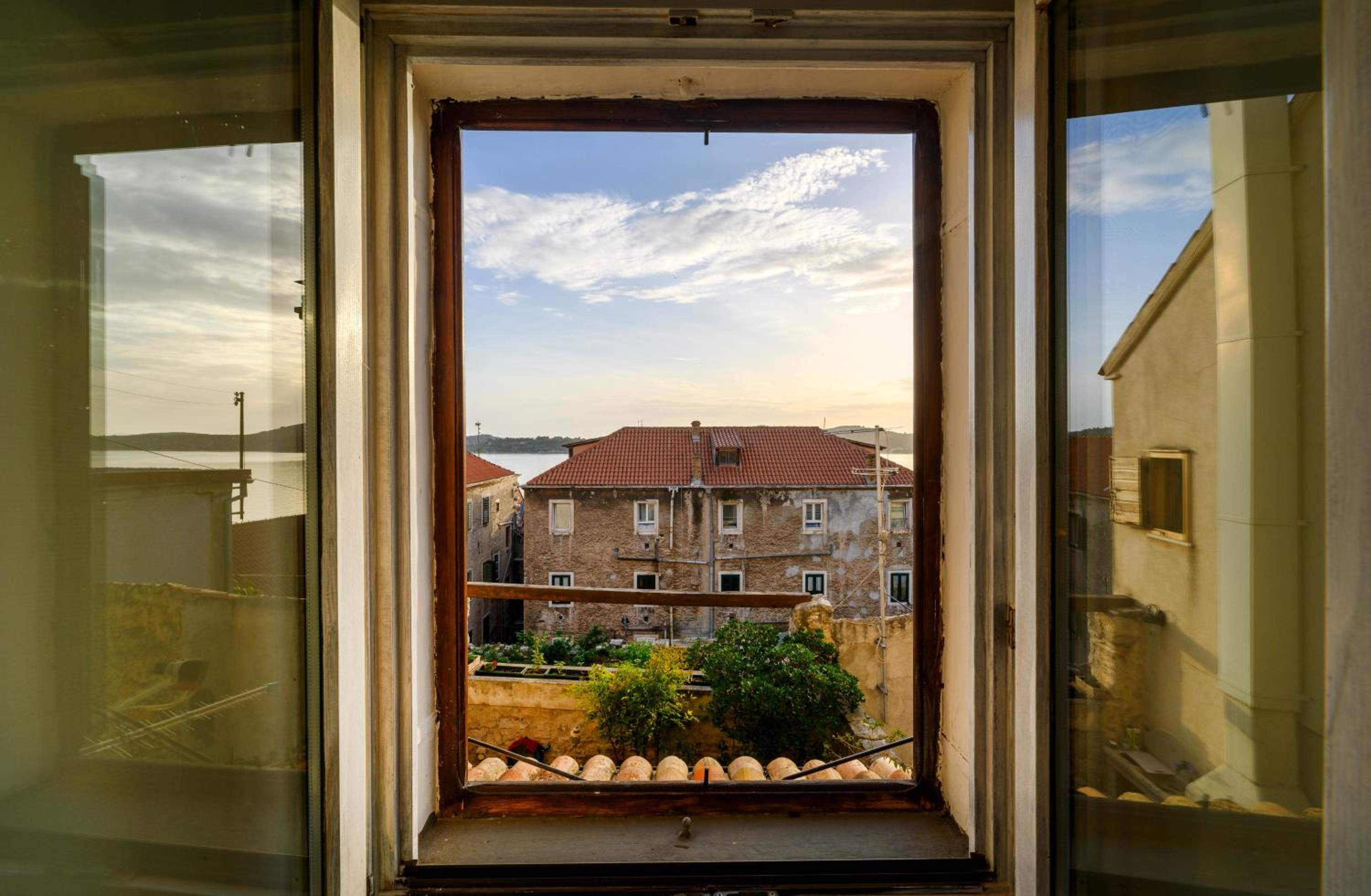 Apartment with Sea View - Photo 5