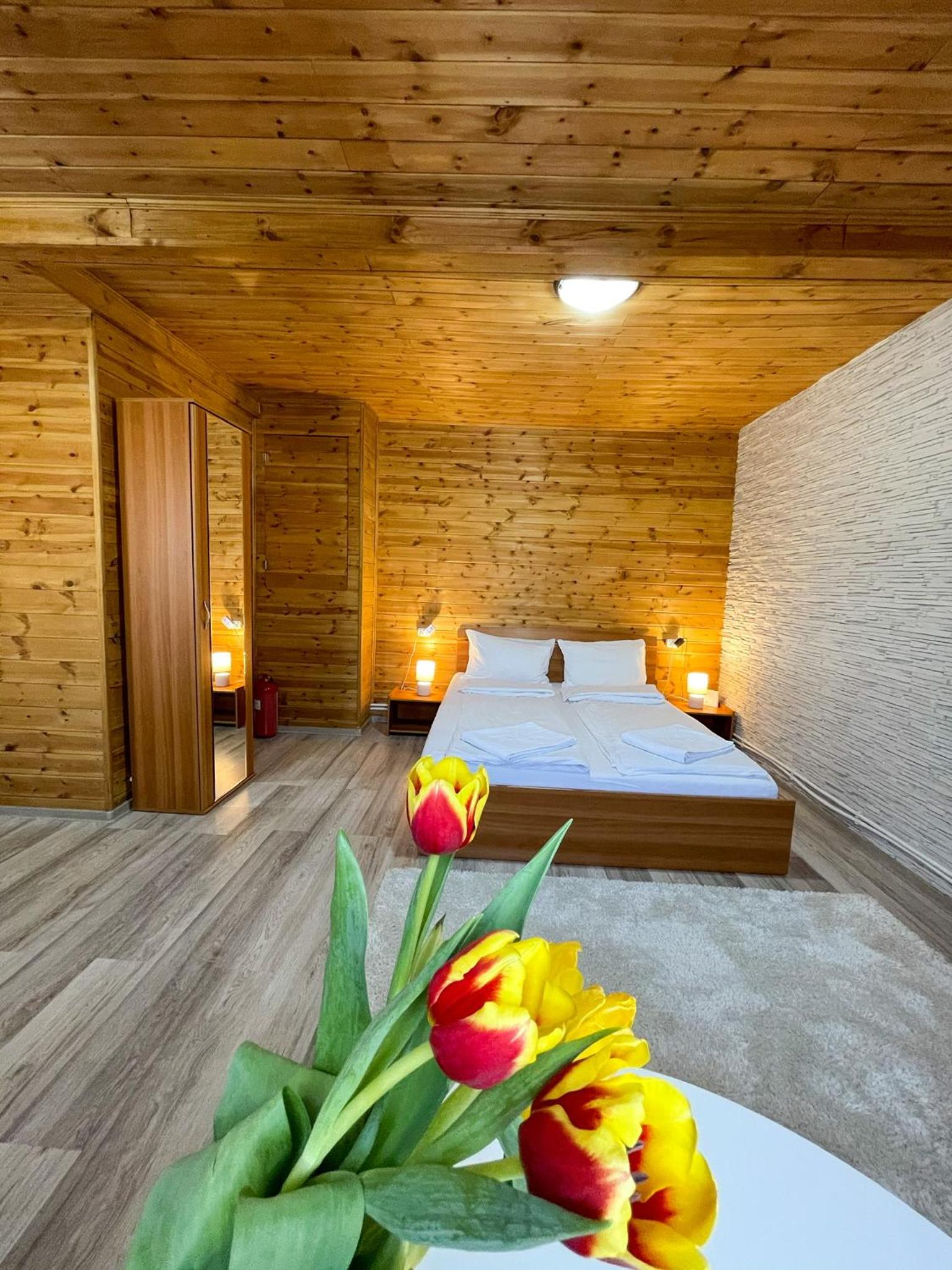 Deluxe King Room - Photo 2