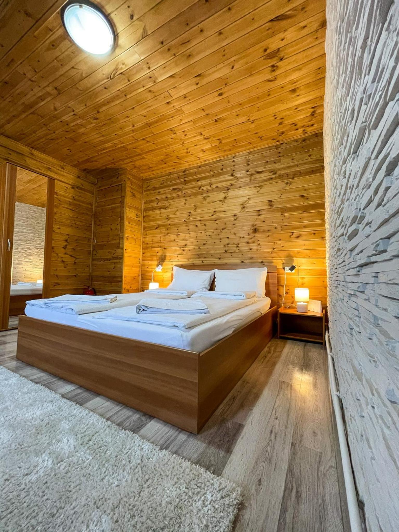 Deluxe King Room - Photo 4