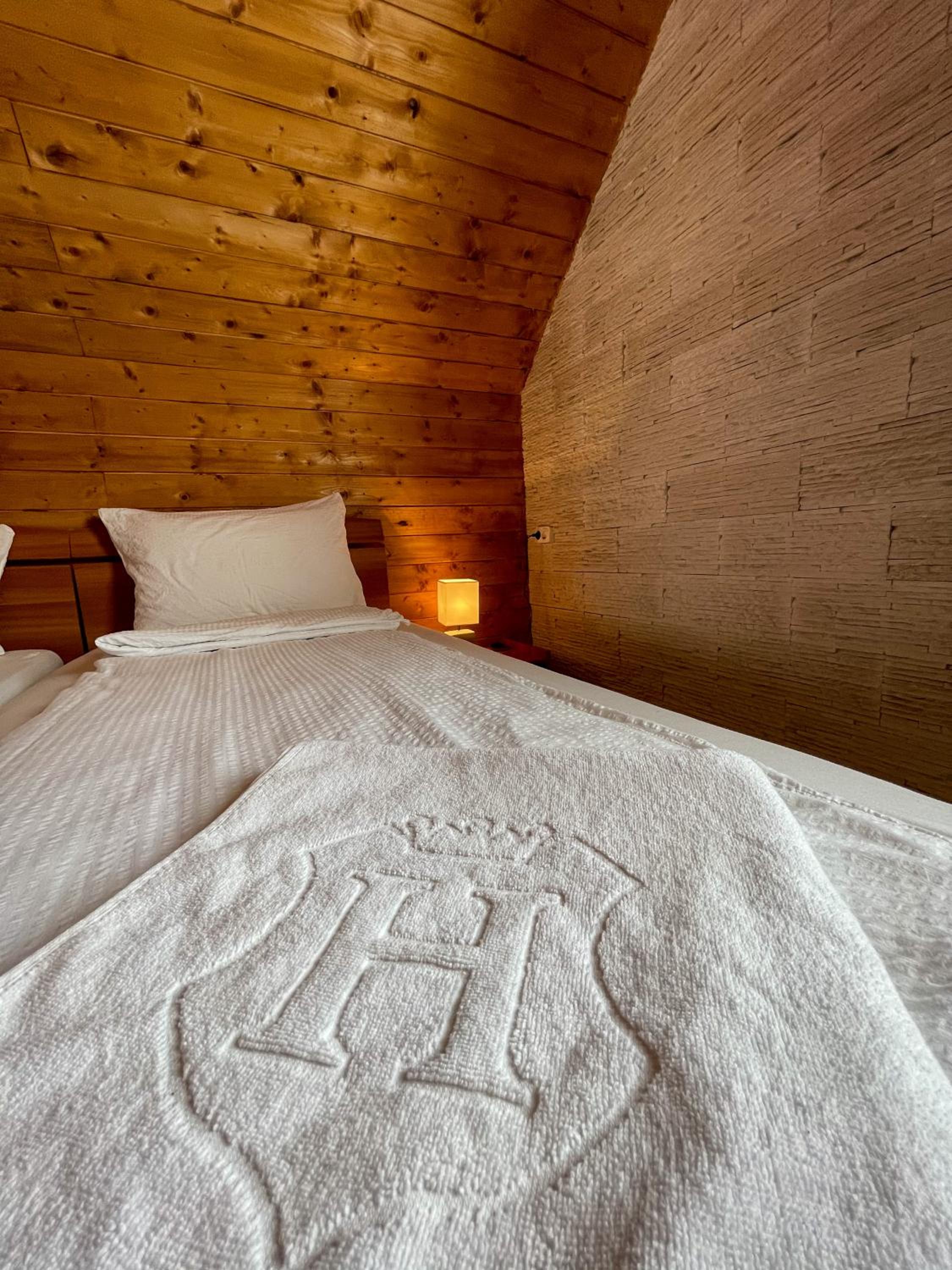 Deluxe King Room - Photo 5