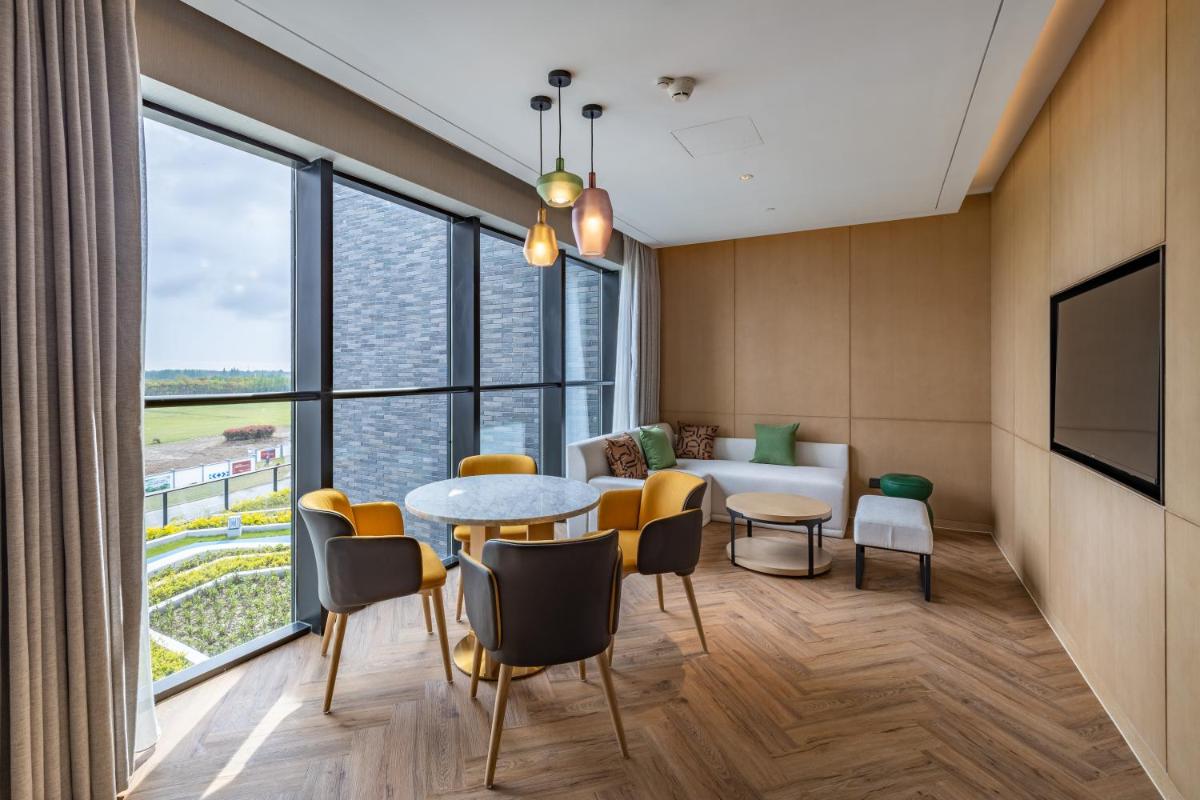  King Suite with Pool View photo 1