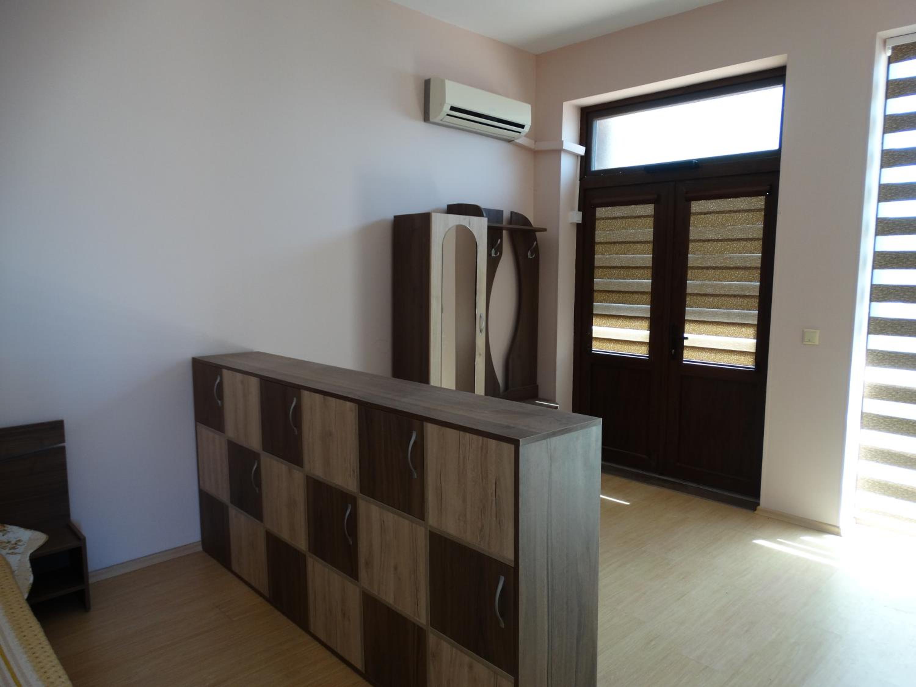 Studio with Balcony and Park View photo 3