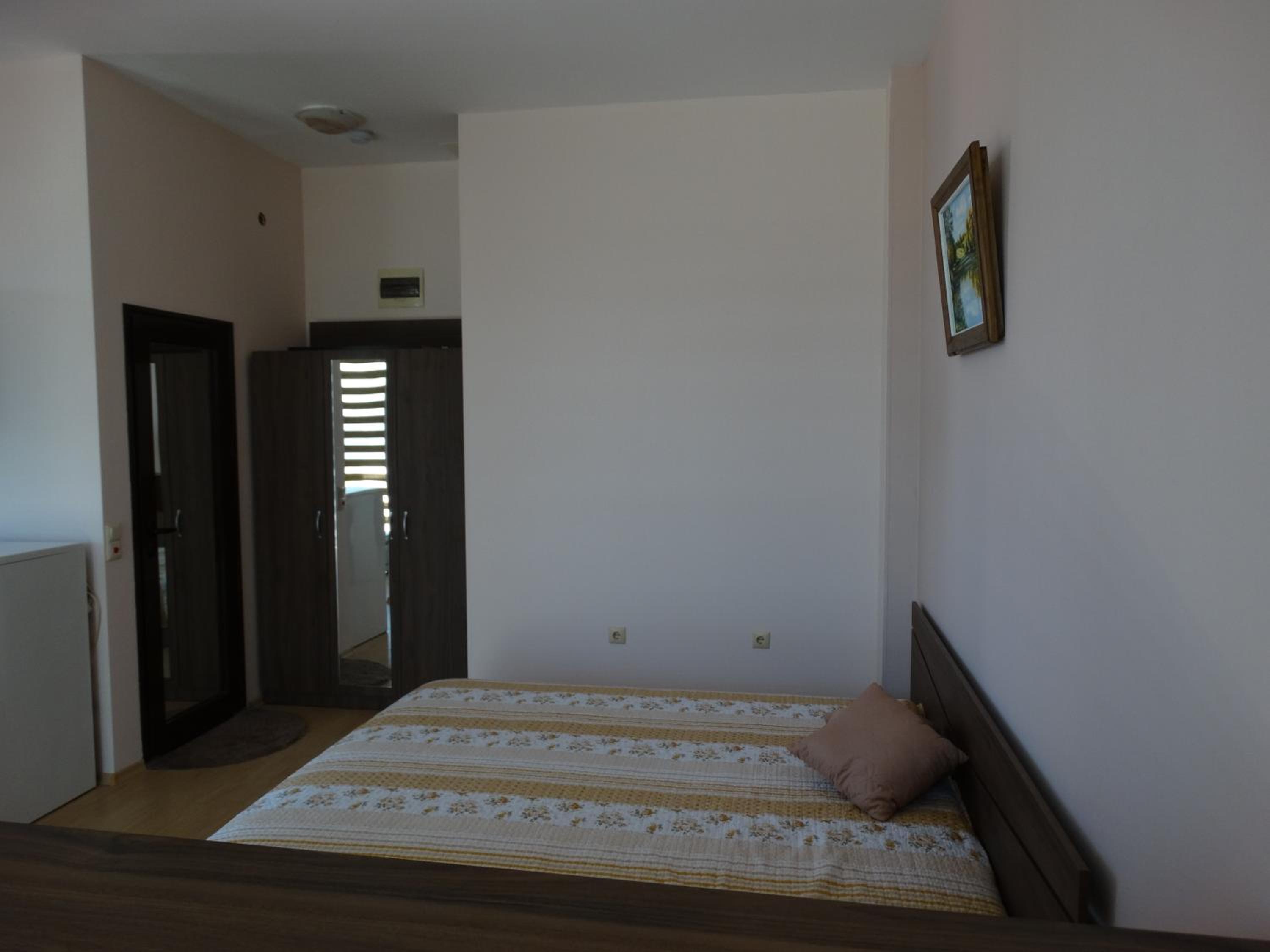 Studio with Balcony and Park View photo 2