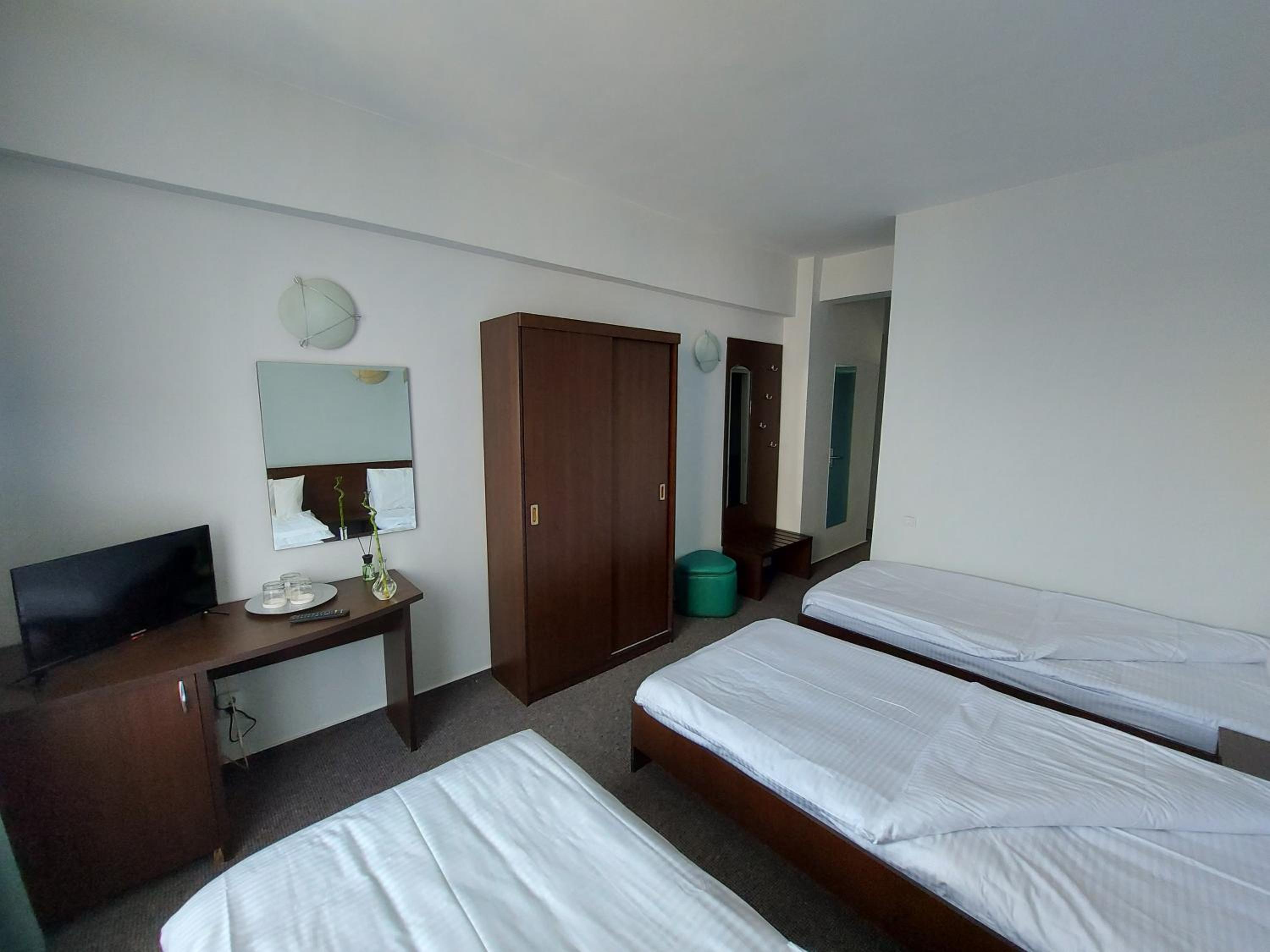 Economy Triple Room photo 3