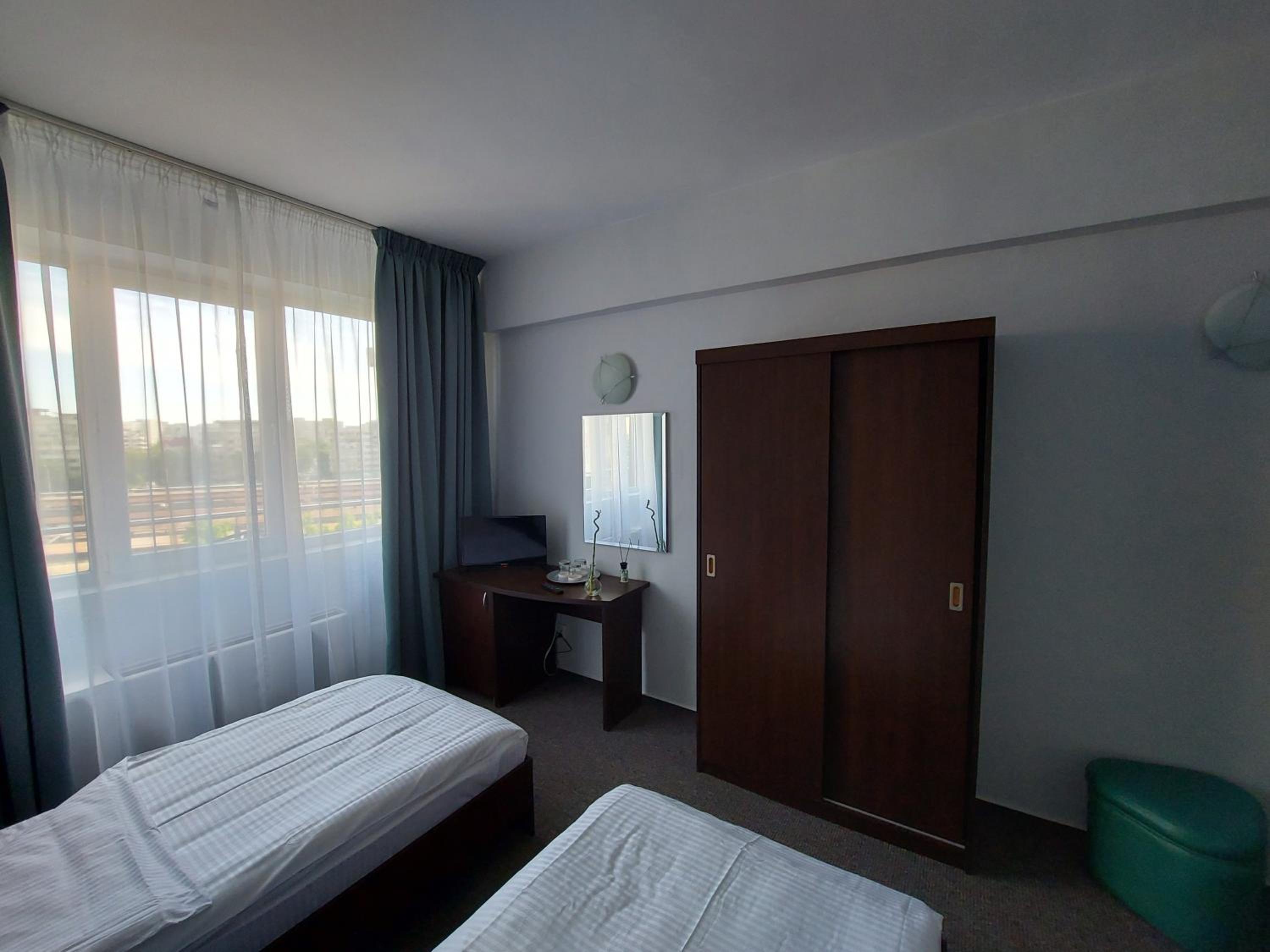 Economy Triple Room photo 2