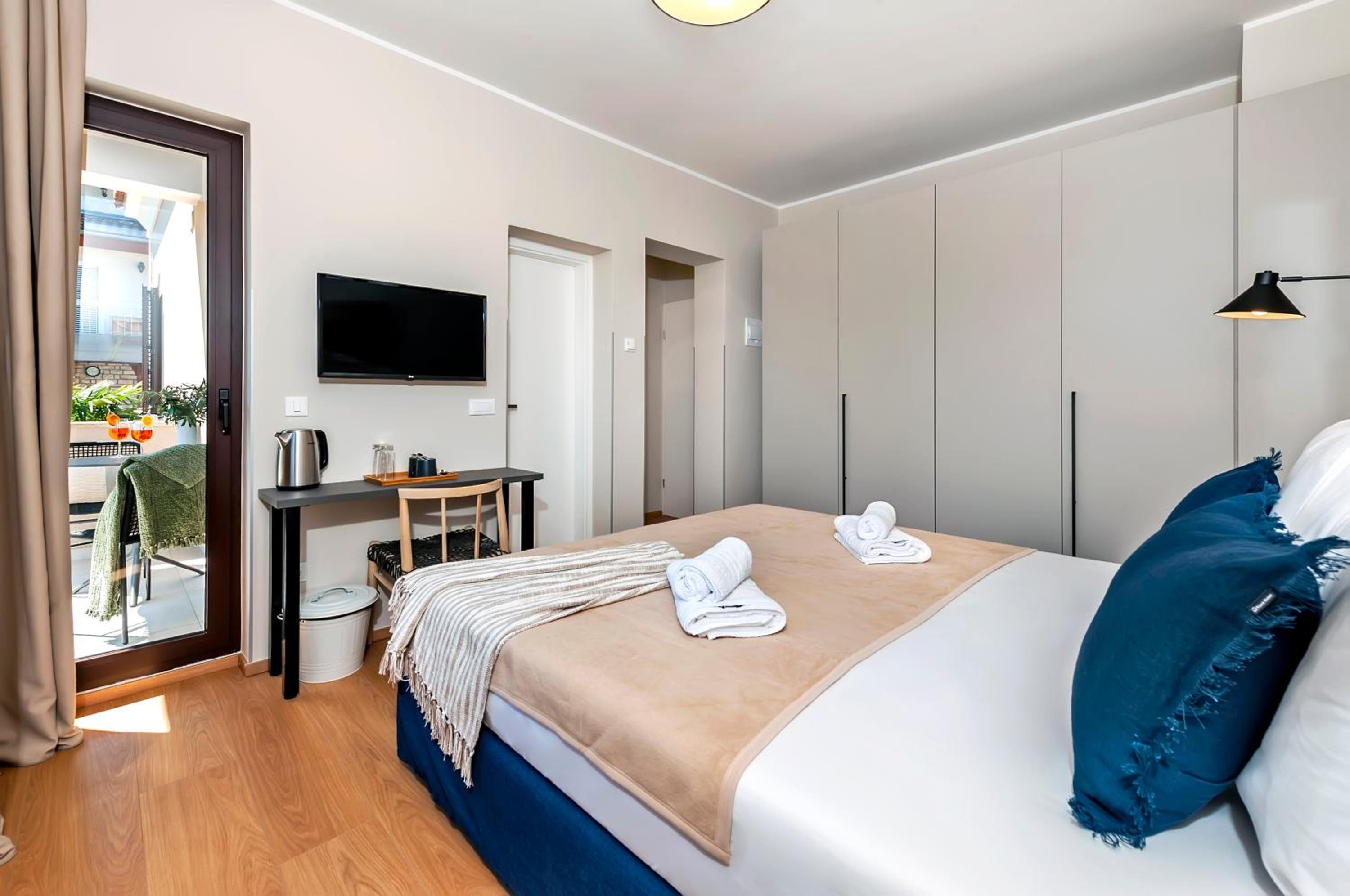 Standard Double Room with Balcony - Photo 4