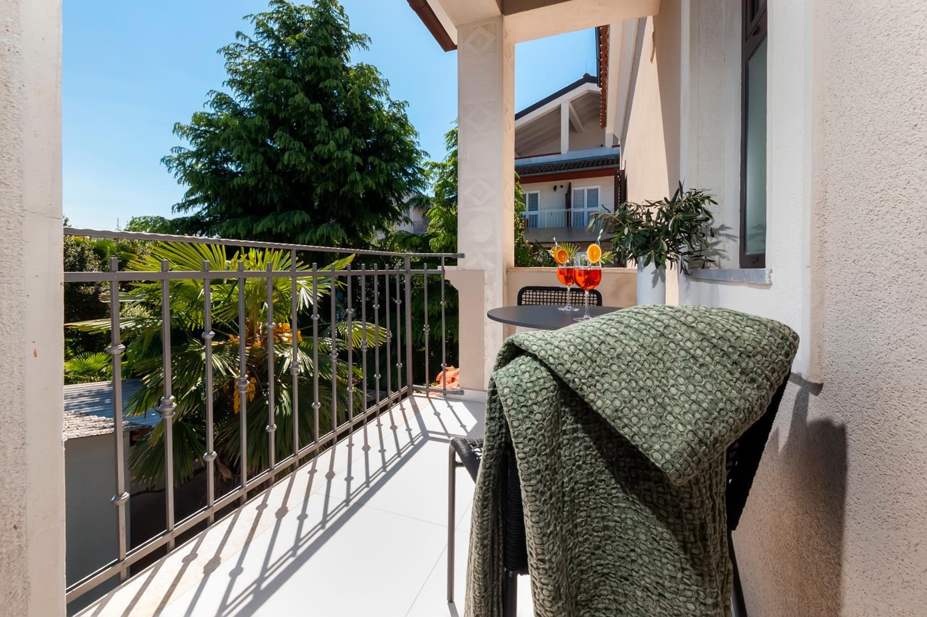 Standard Double Room with Balcony - Photo 9
