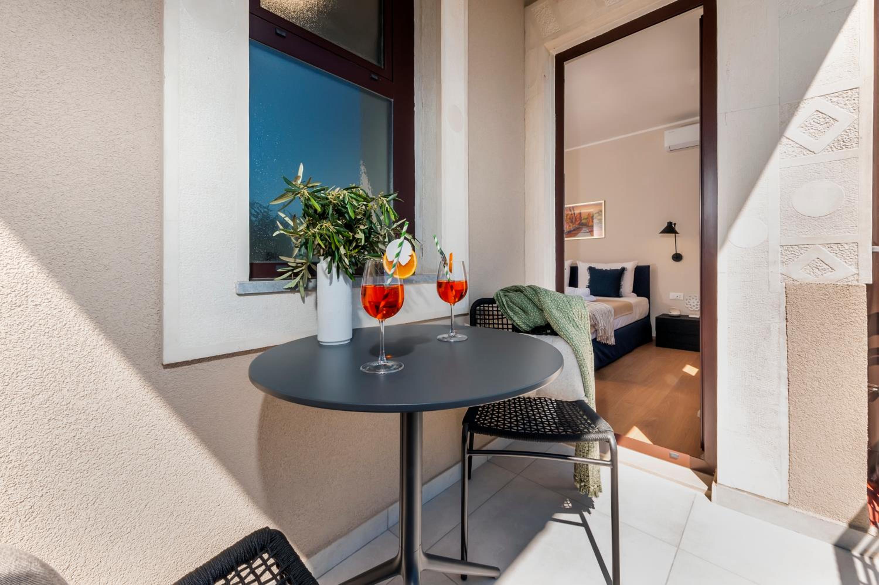 Standard Double Room with Balcony - Photo 8