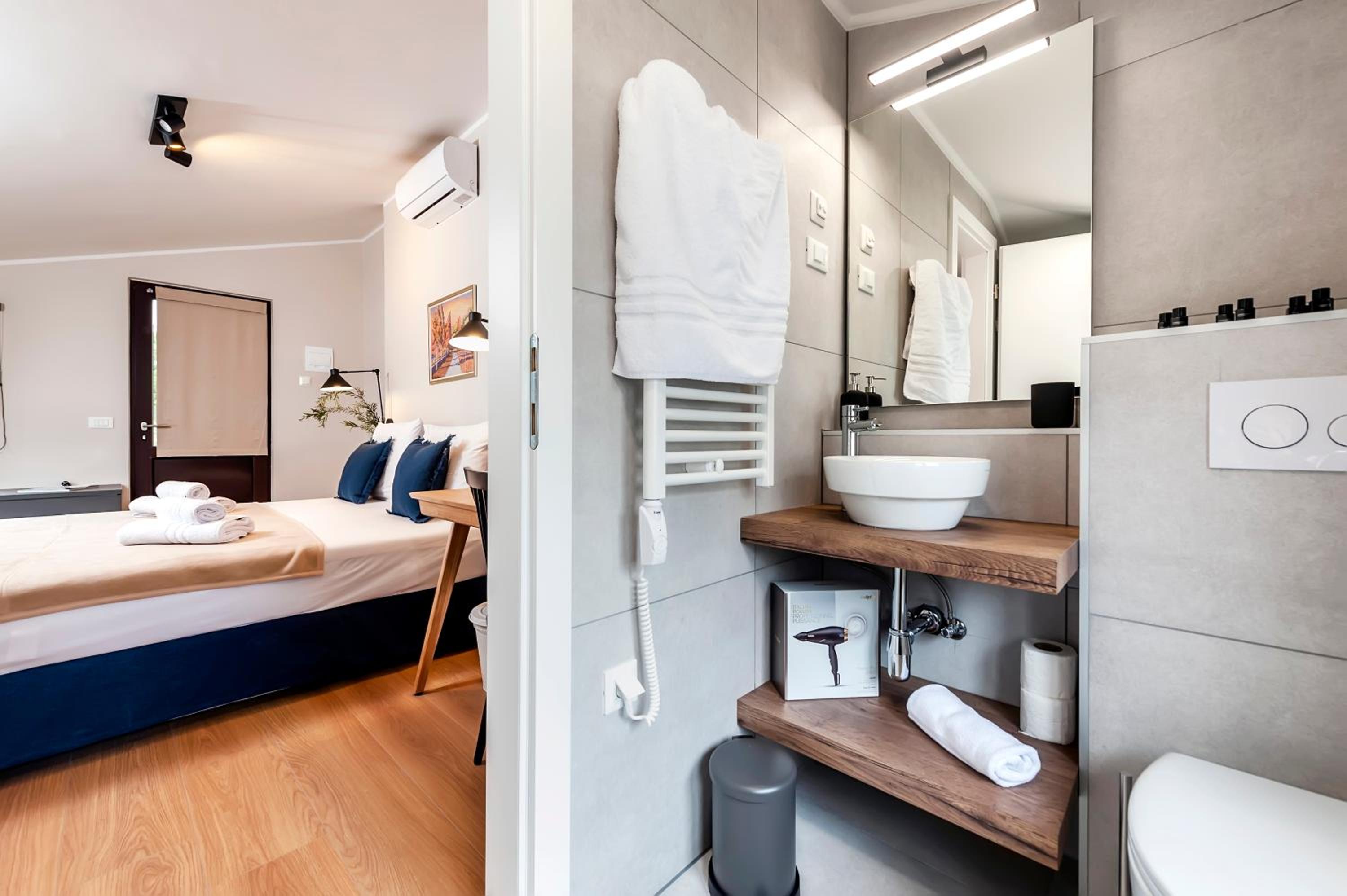 Standard Double Room with Balcony - Photo 13