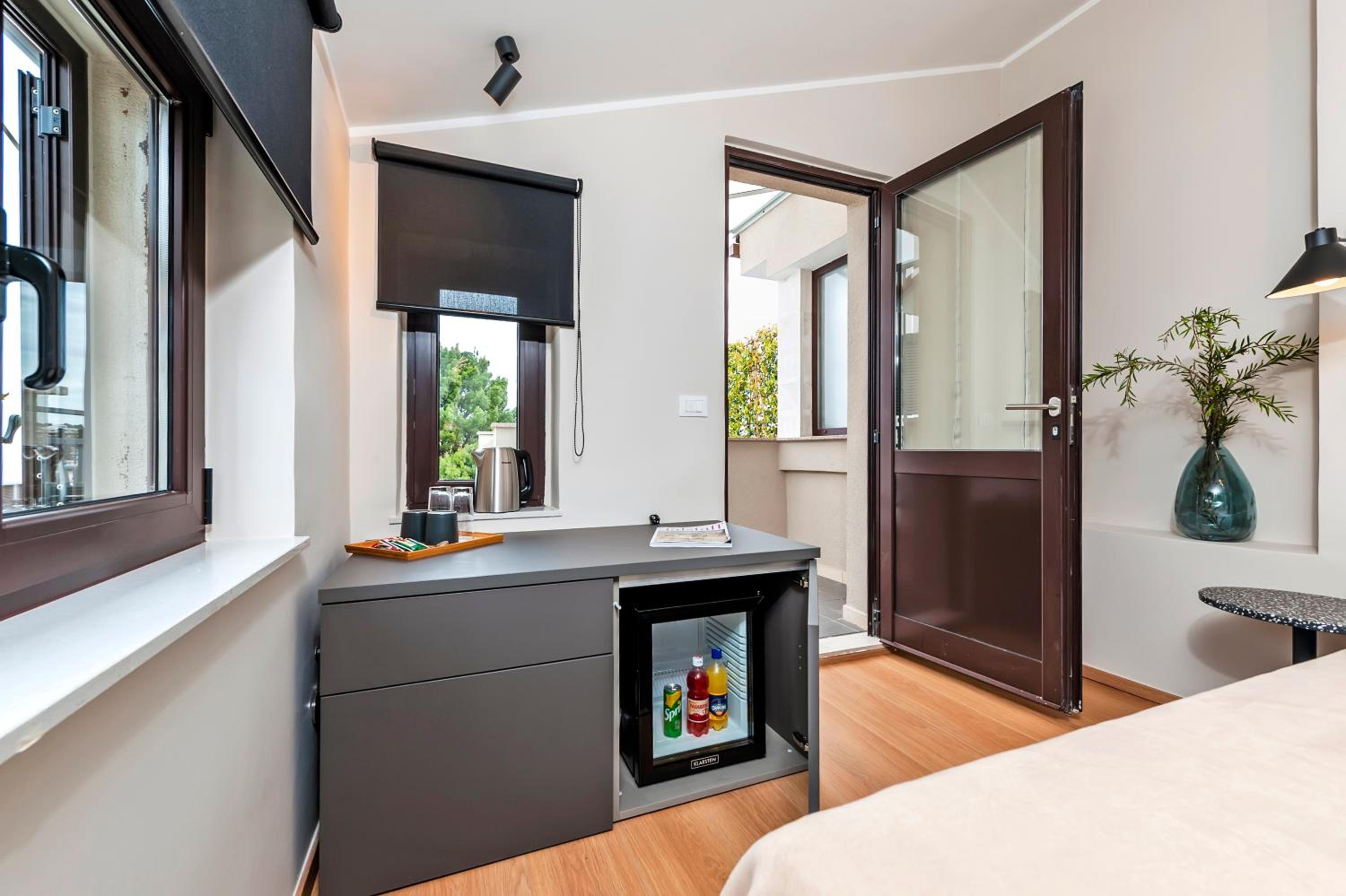 Standard Double Room with Balcony - Photo 12