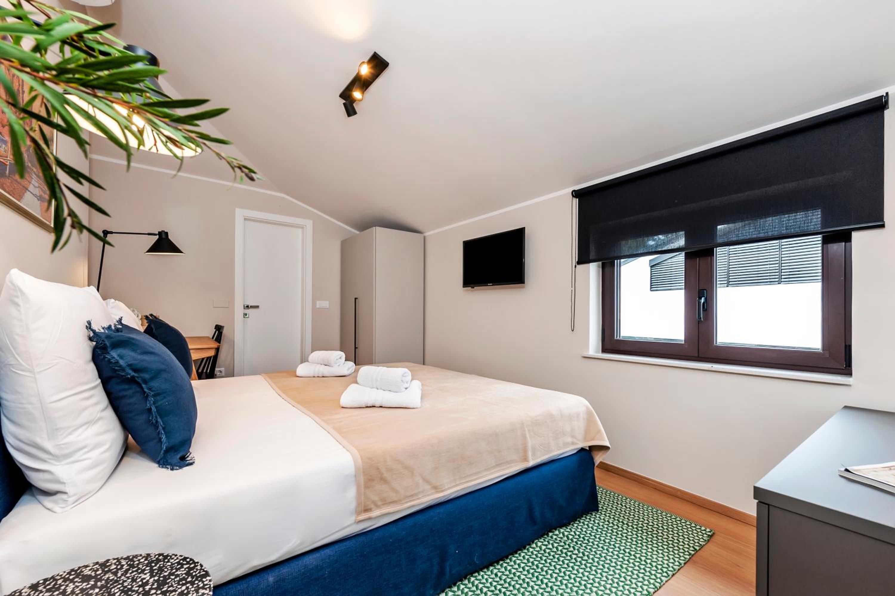 Standard Double Room with Balcony - Photo 11