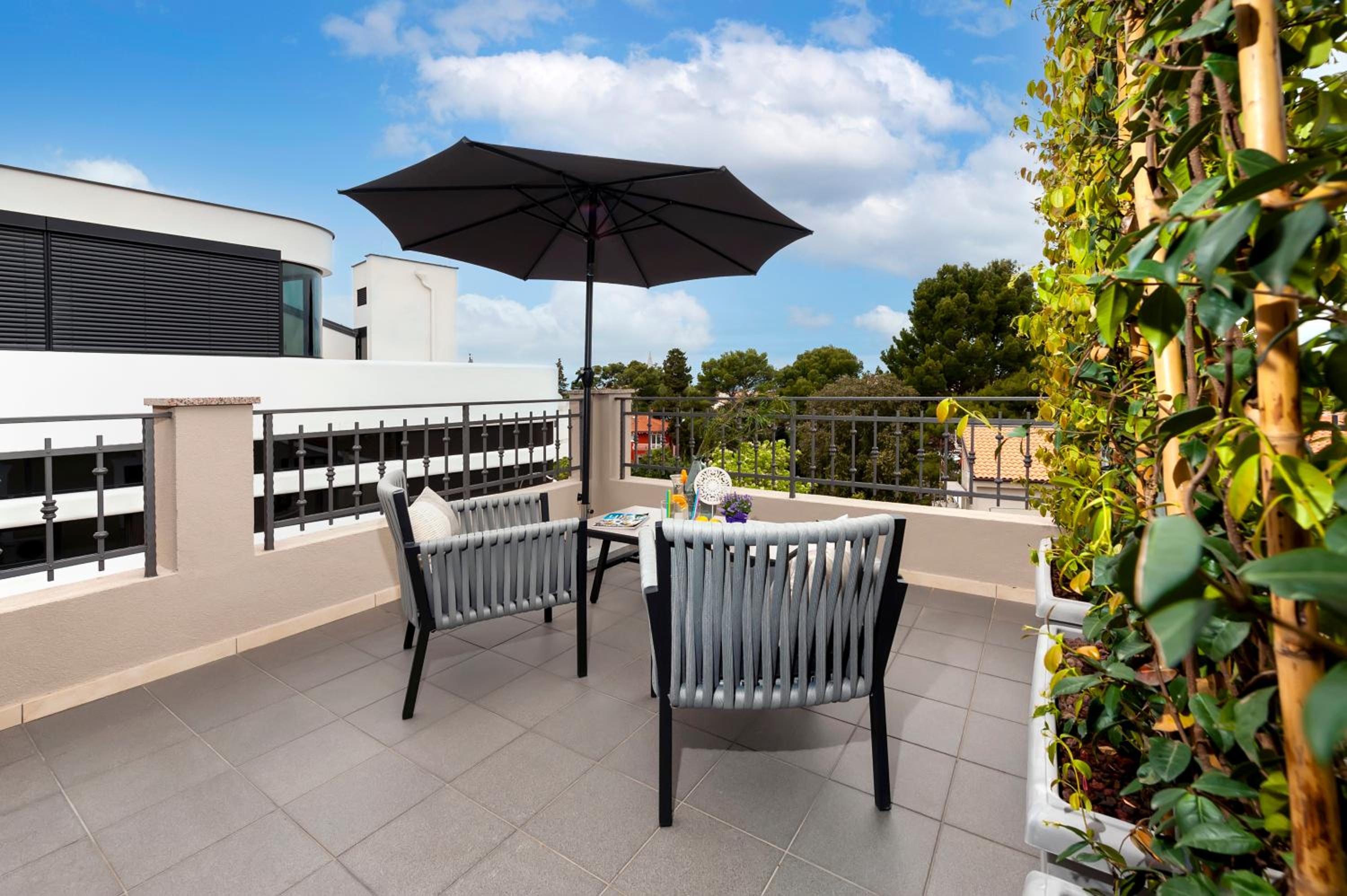Standard Double Room with Balcony - Photo 14