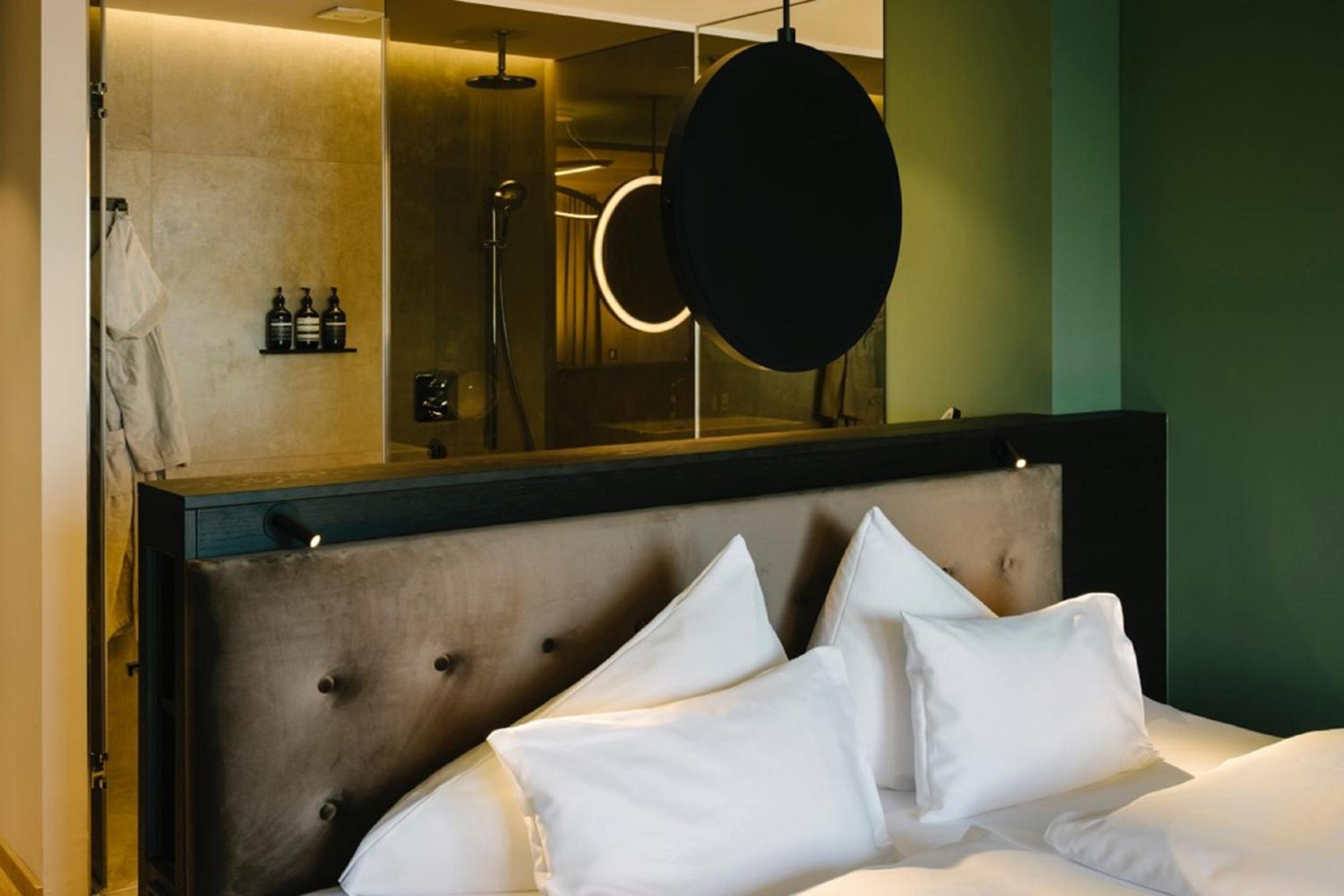 Suite with Balcony - Photo 6