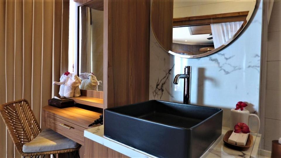 Executive Suite - Photo 24