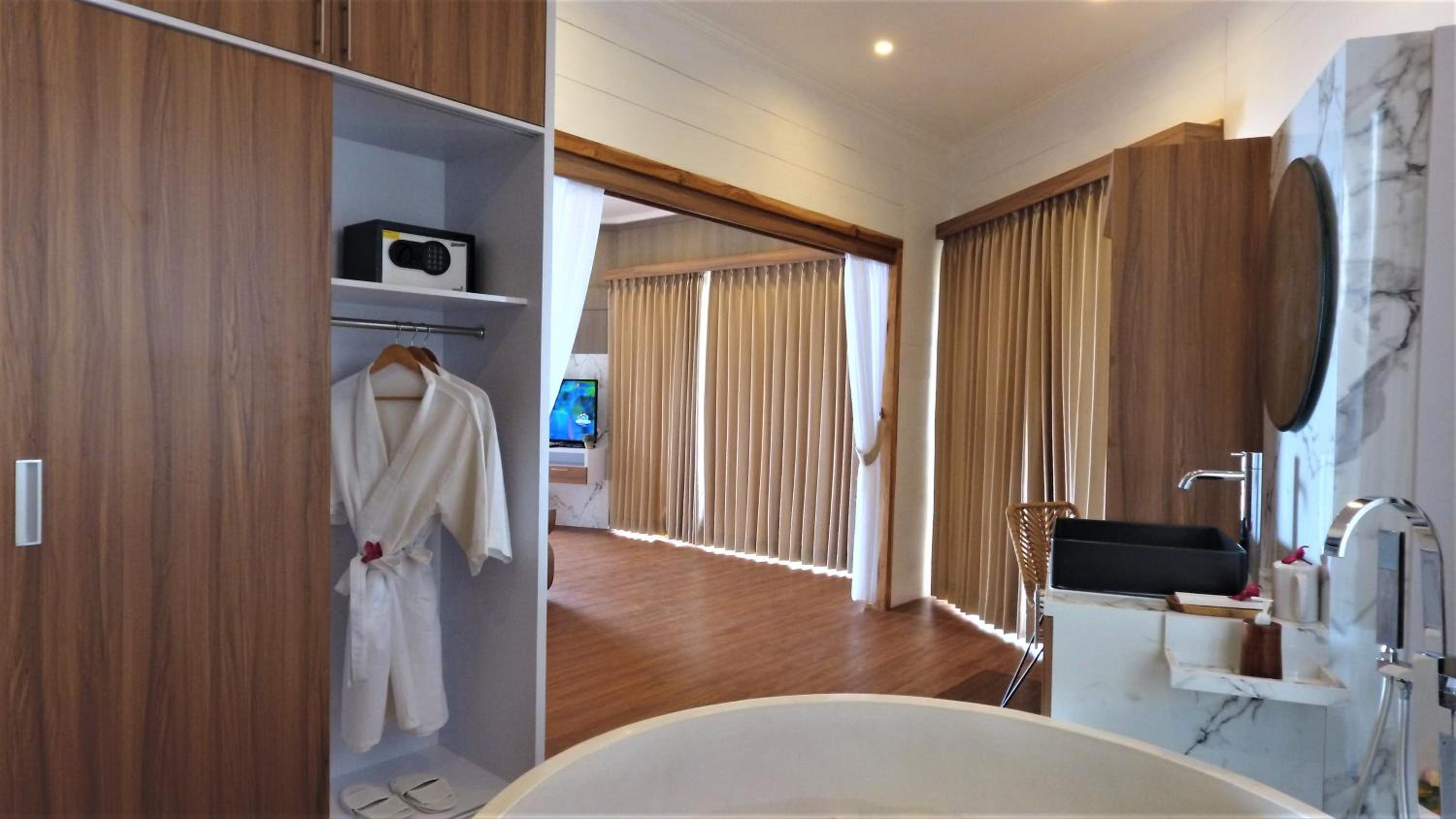 Executive Suite - Photo 23