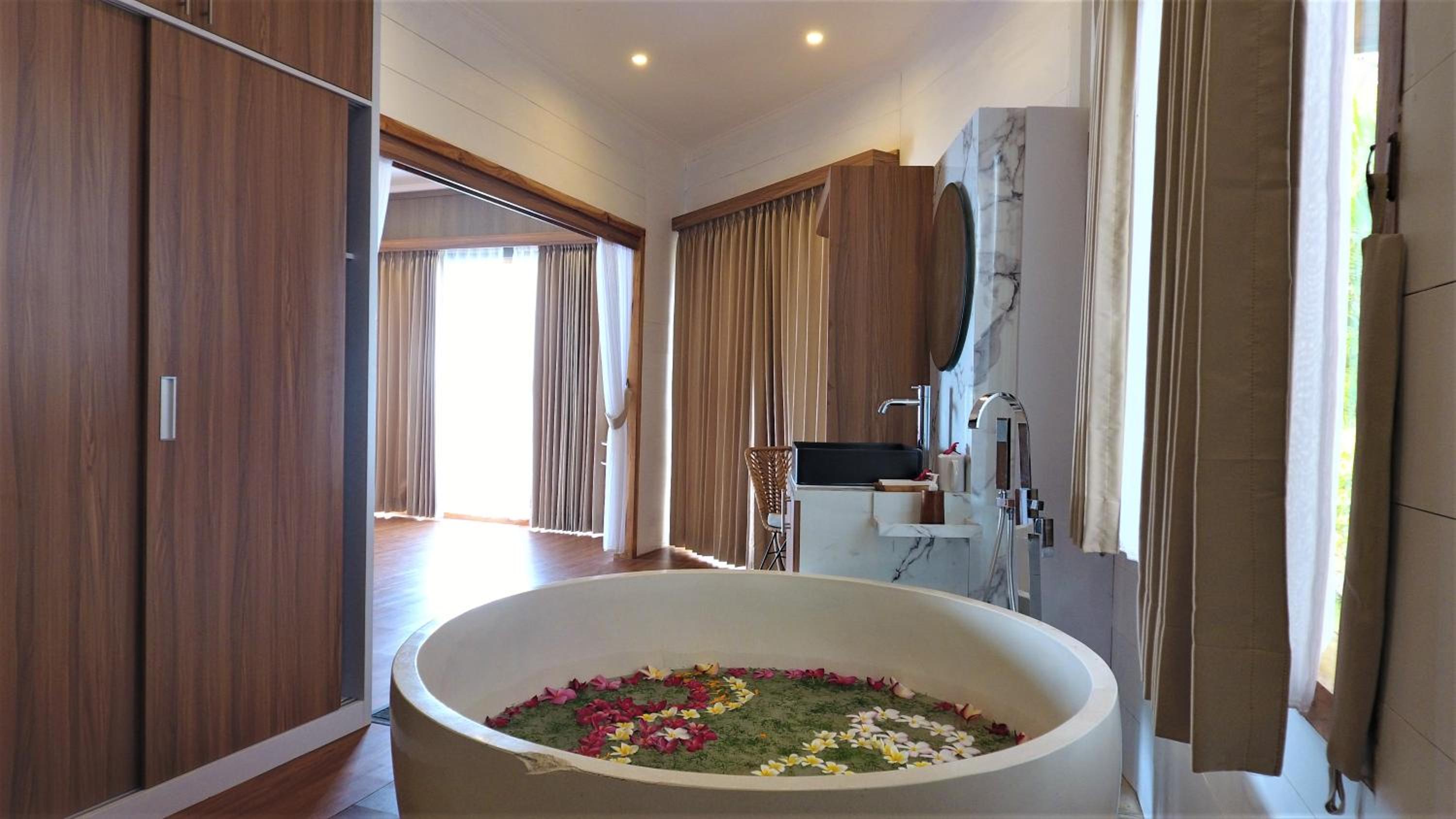 Executive Suite - Photo 21