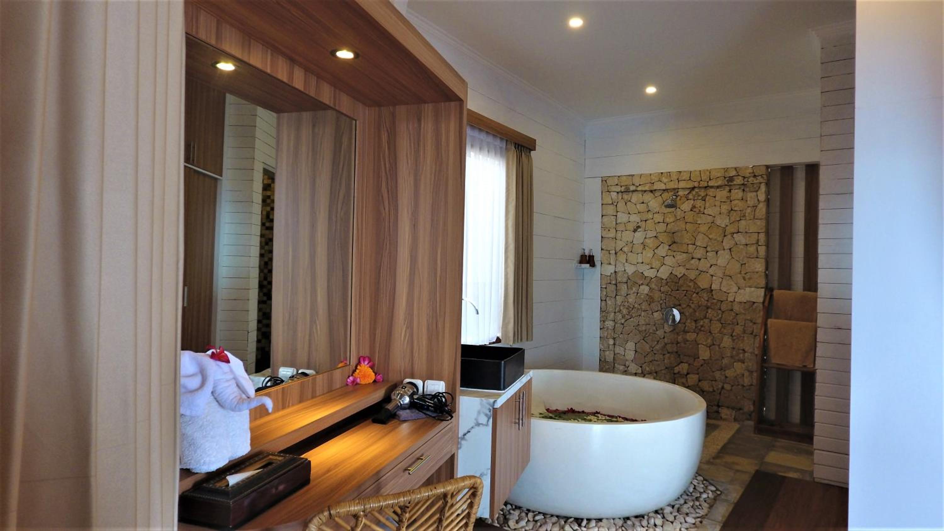 Executive Suite - Photo 20
