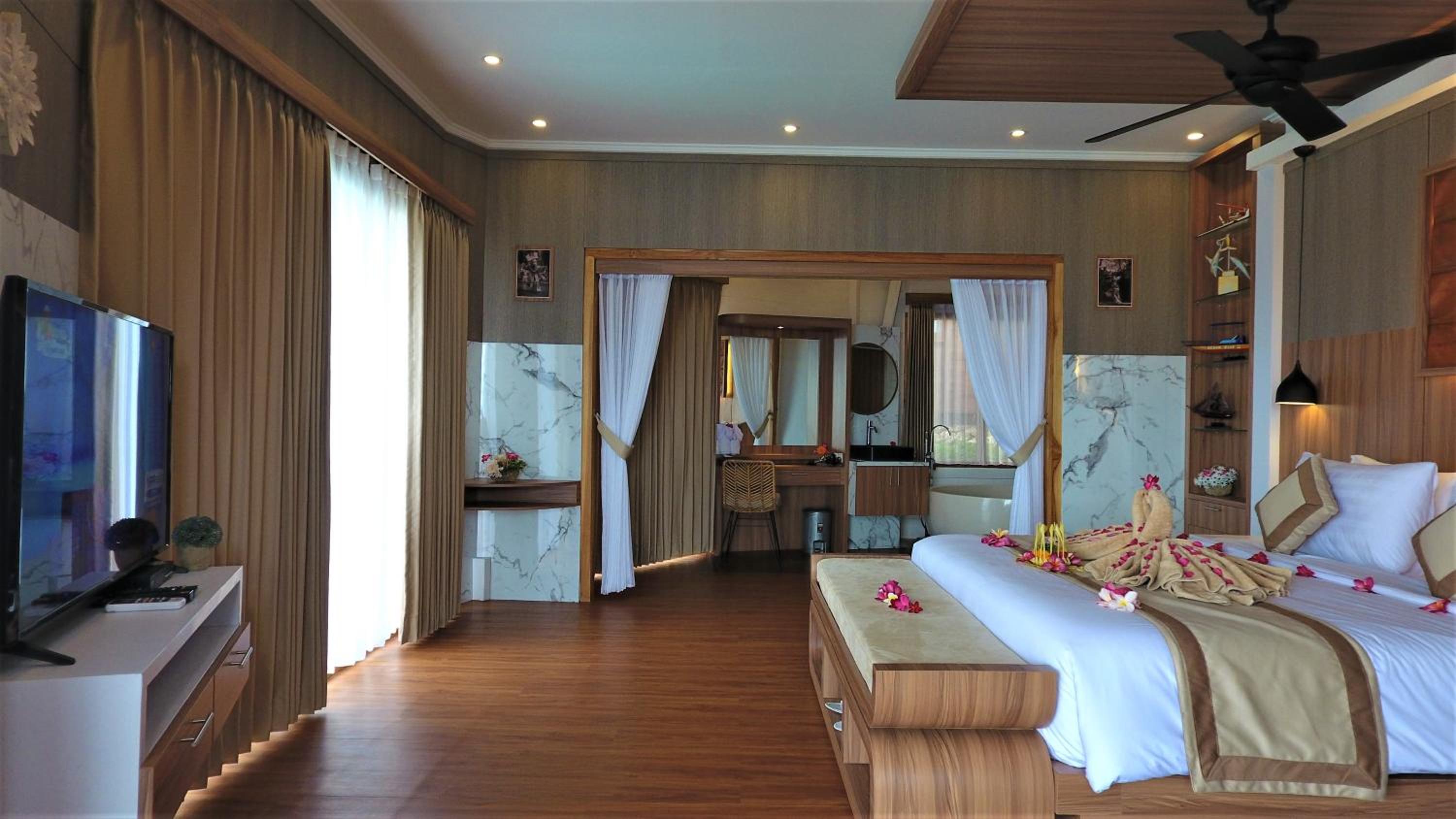 Executive Suite - Photo 39