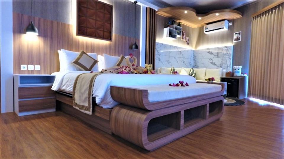 Executive Suite - Photo 18