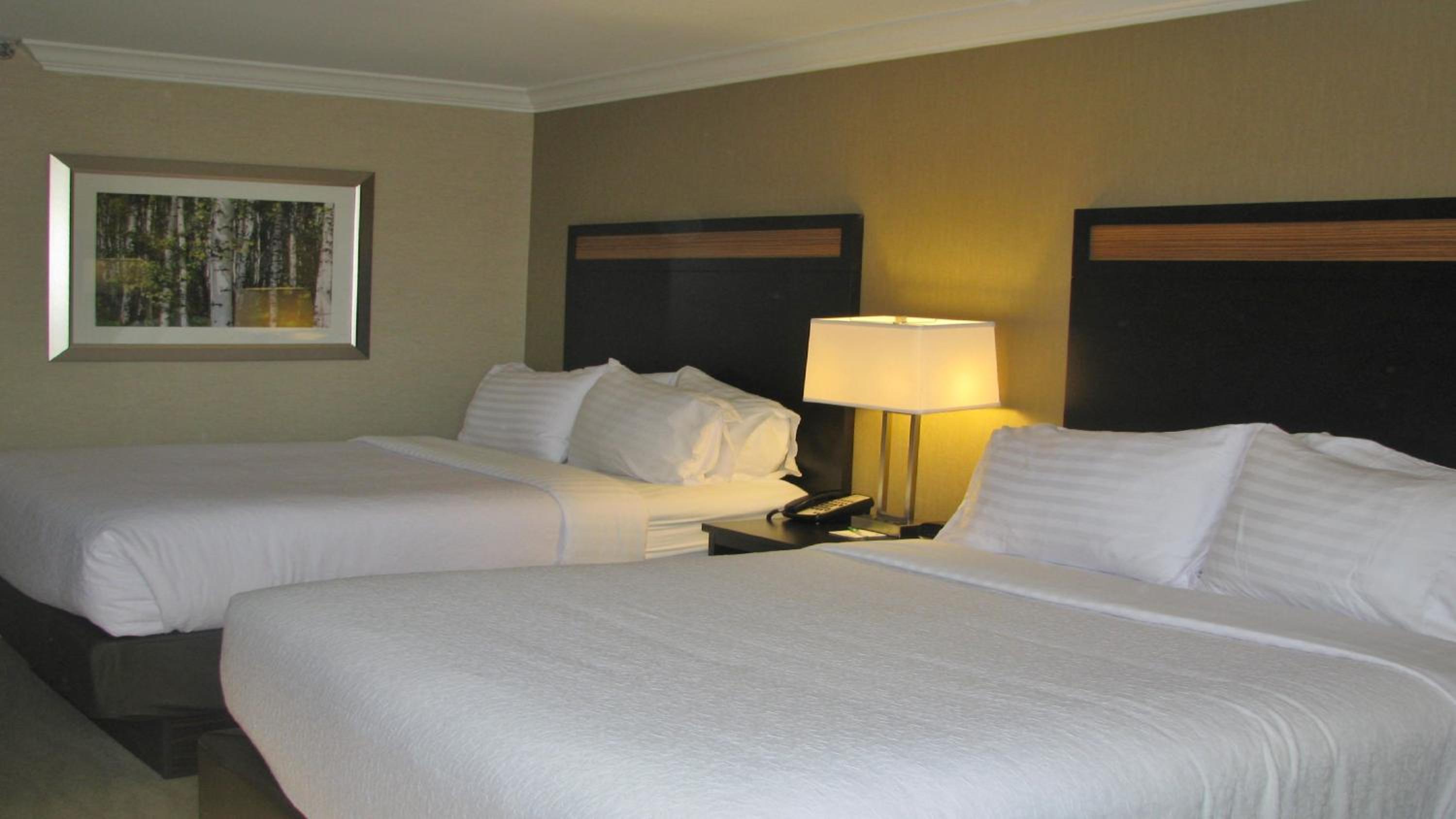Standard Queen Room With Two Queen Beds - Photo 2