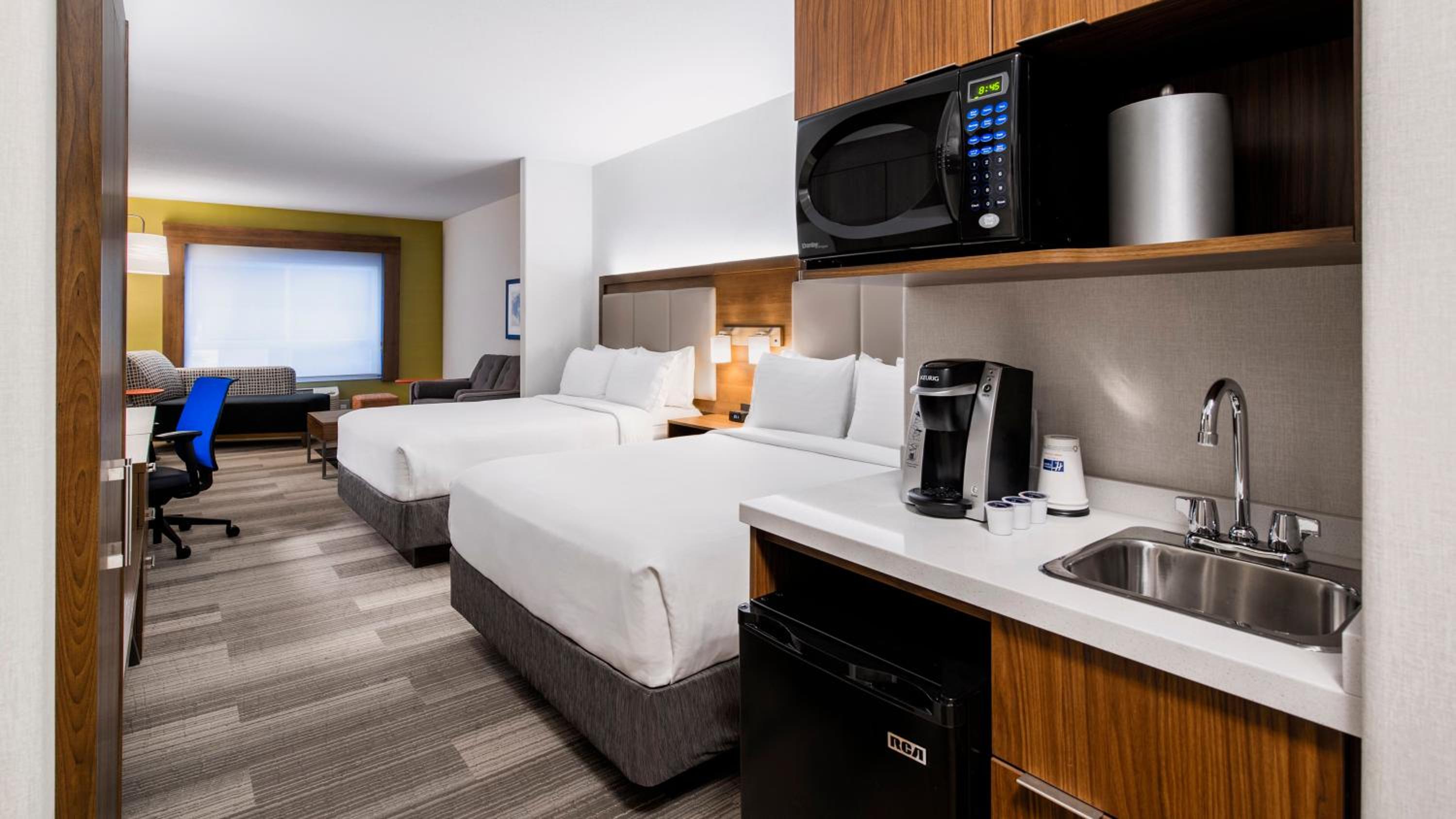 Queen Suite with Two Queen Beds and Sofa Bed - Photo 2