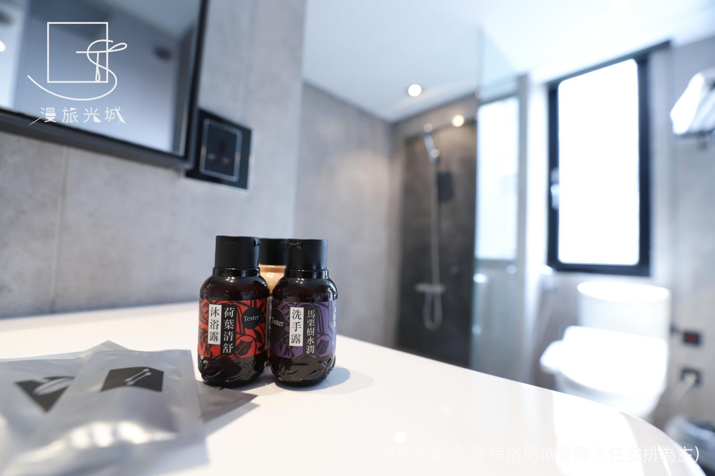 Deluxe Double Room with Bathtub - Photo 5
