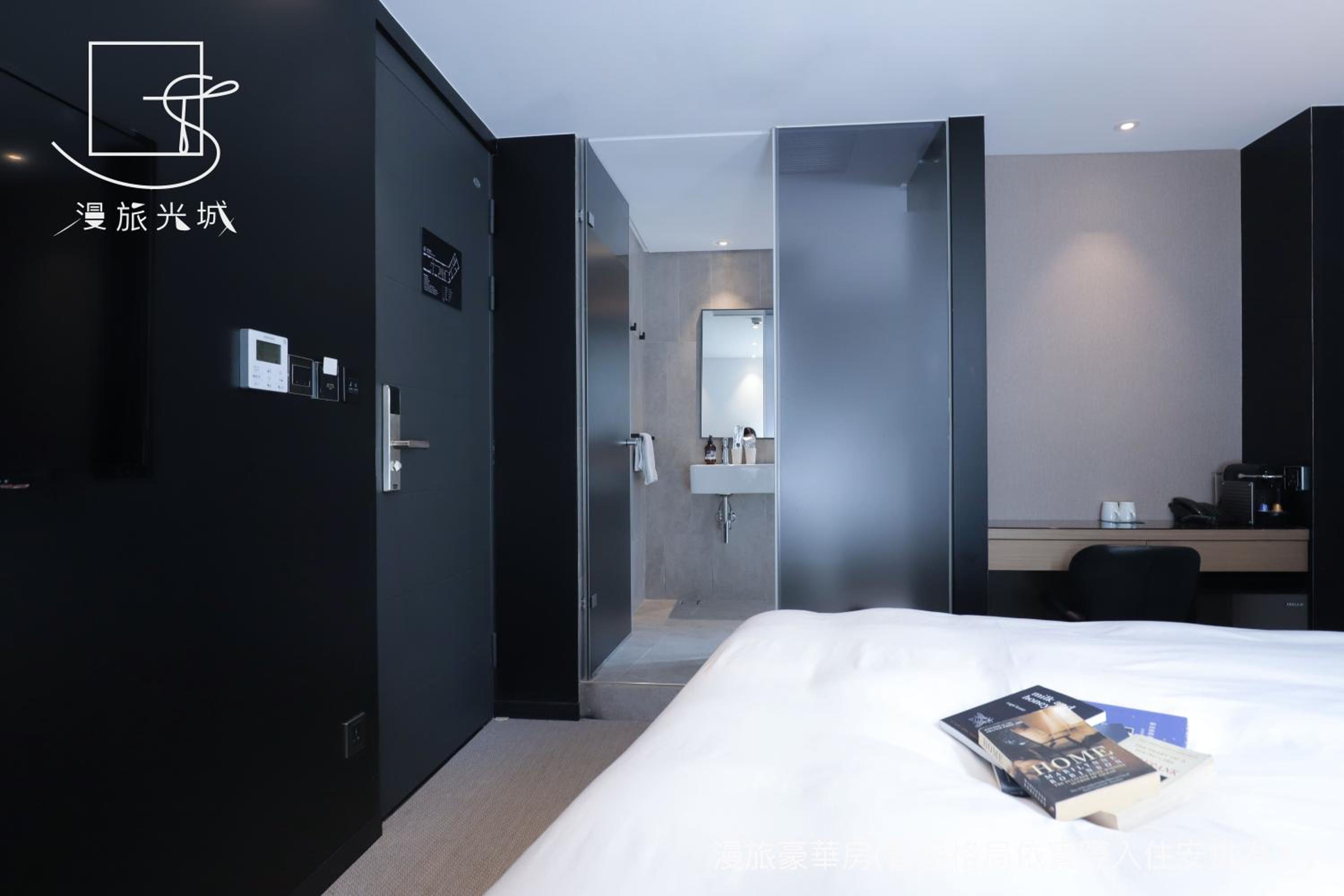 Deluxe Double Room with Bathtub - Photo 13